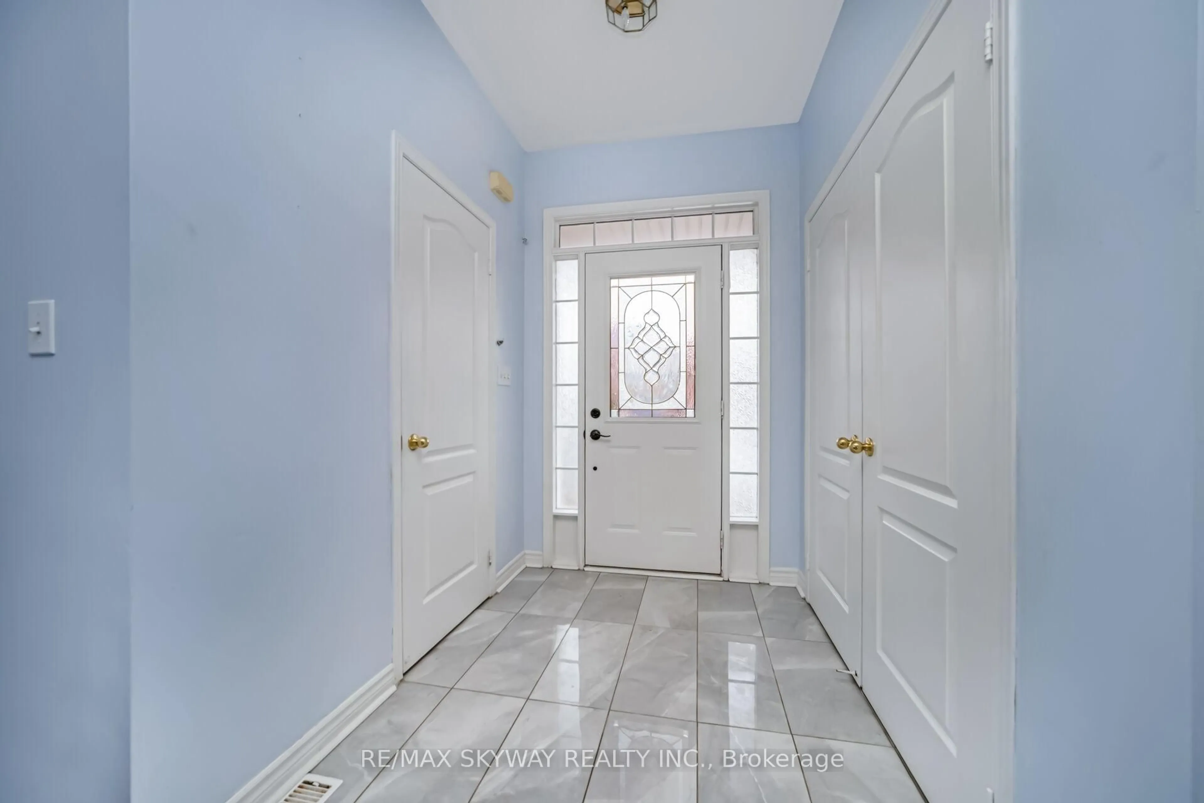 Indoor entryway for 54 Sled Dog Rd, Brampton Ontario L6R 0J7