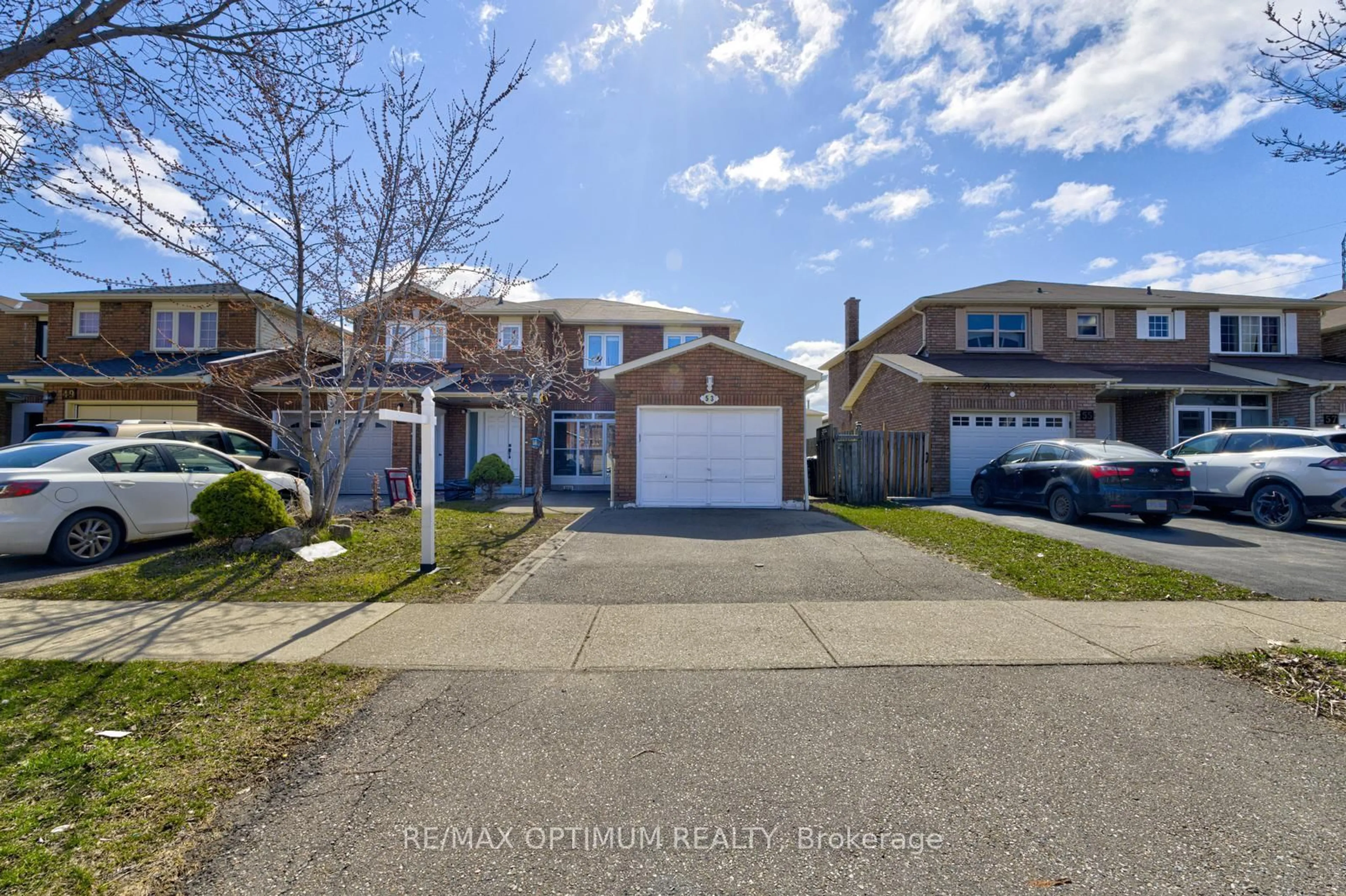 A pic from outside/outdoor area/front of a property/back of a property/a pic from drone, street for 53 Dutch Cres, Brampton Ontario L6Y 3X2