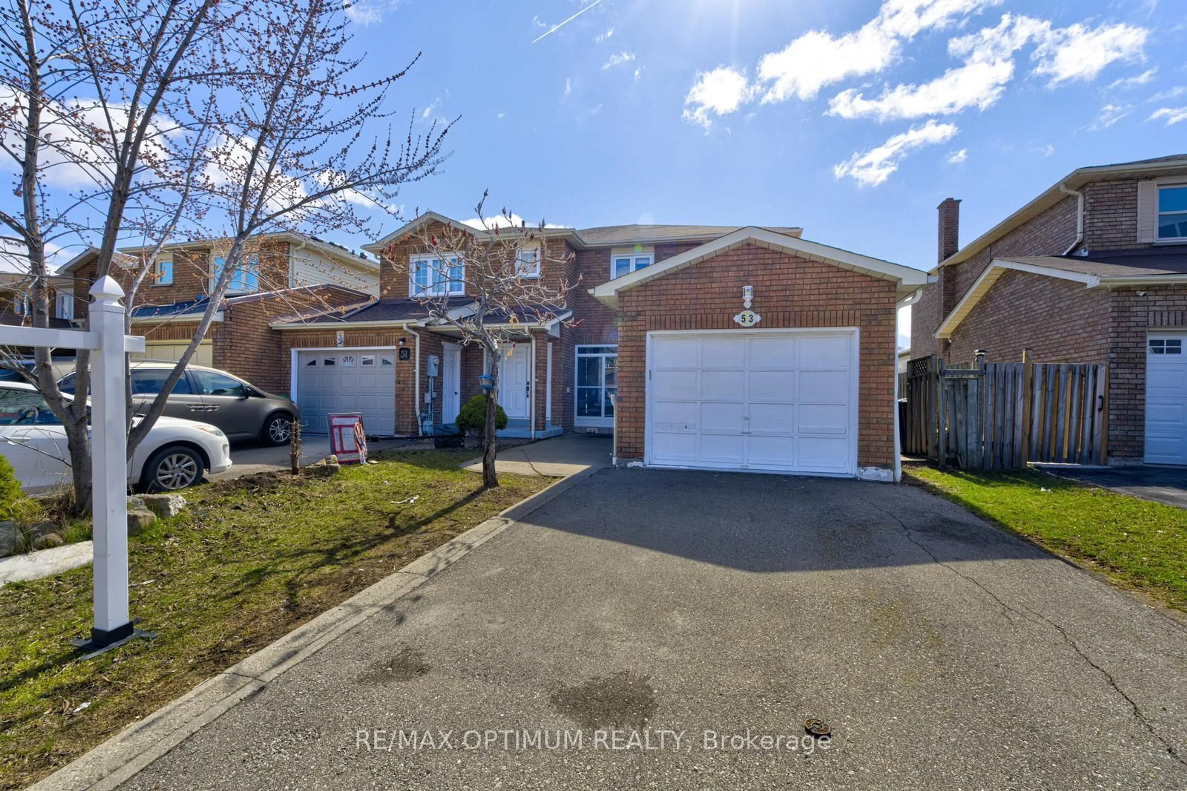A pic from outside/outdoor area/front of a property/back of a property/a pic from drone, street for 53 Dutch Cres, Brampton Ontario L6Y 3X2