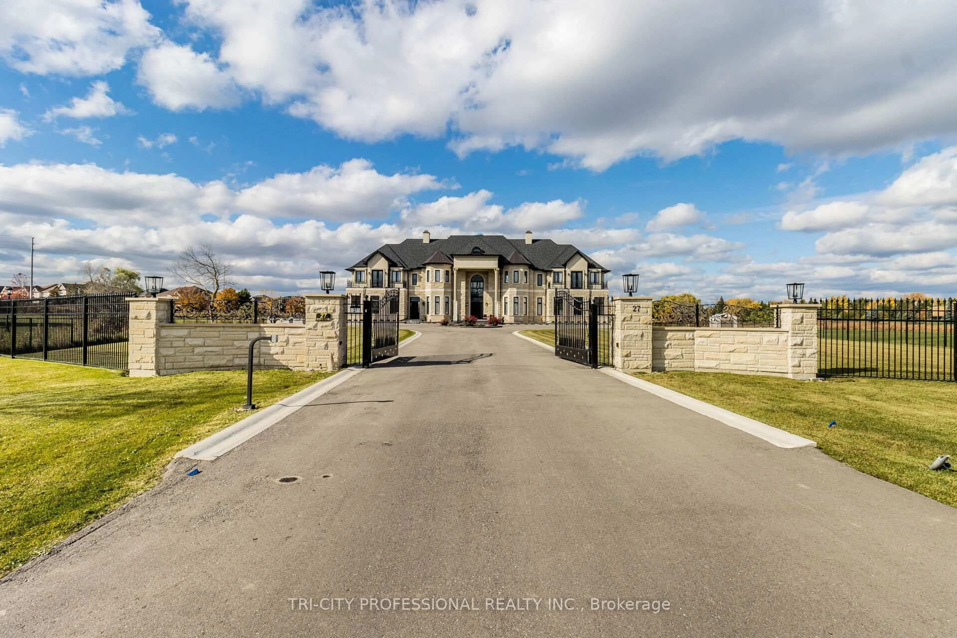 A pic from outside/outdoor area/front of a property/back of a property/a pic from drone, unknown for 27 Morris Crt, Brampton Ontario L6P 0G7