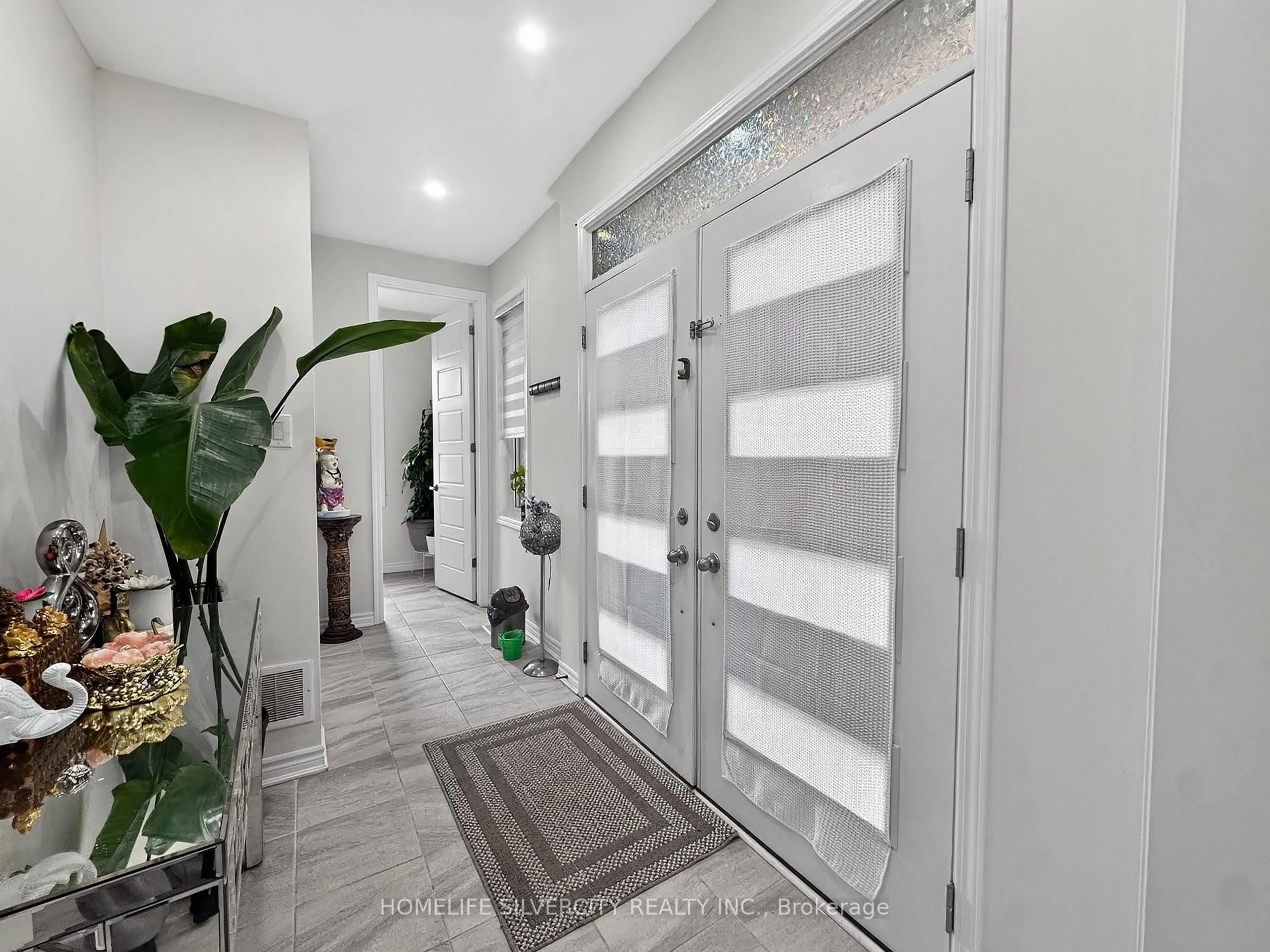 Indoor entryway for 1 Boothill Dr, Brampton Ontario L7A 5E5