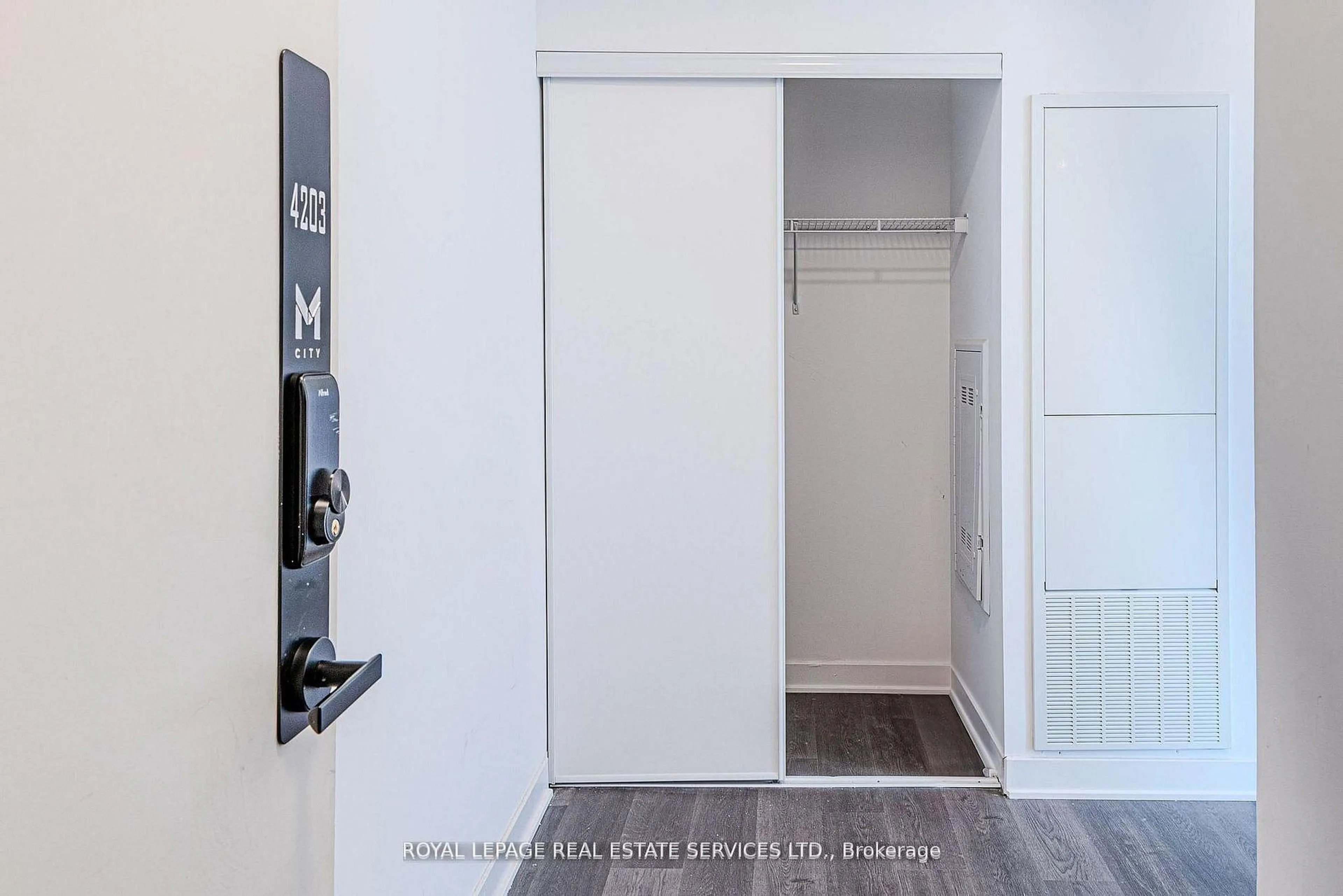 Indoor entryway for 3900 Confederation Pkwy #4203, Mississauga Ontario L5B 0M3