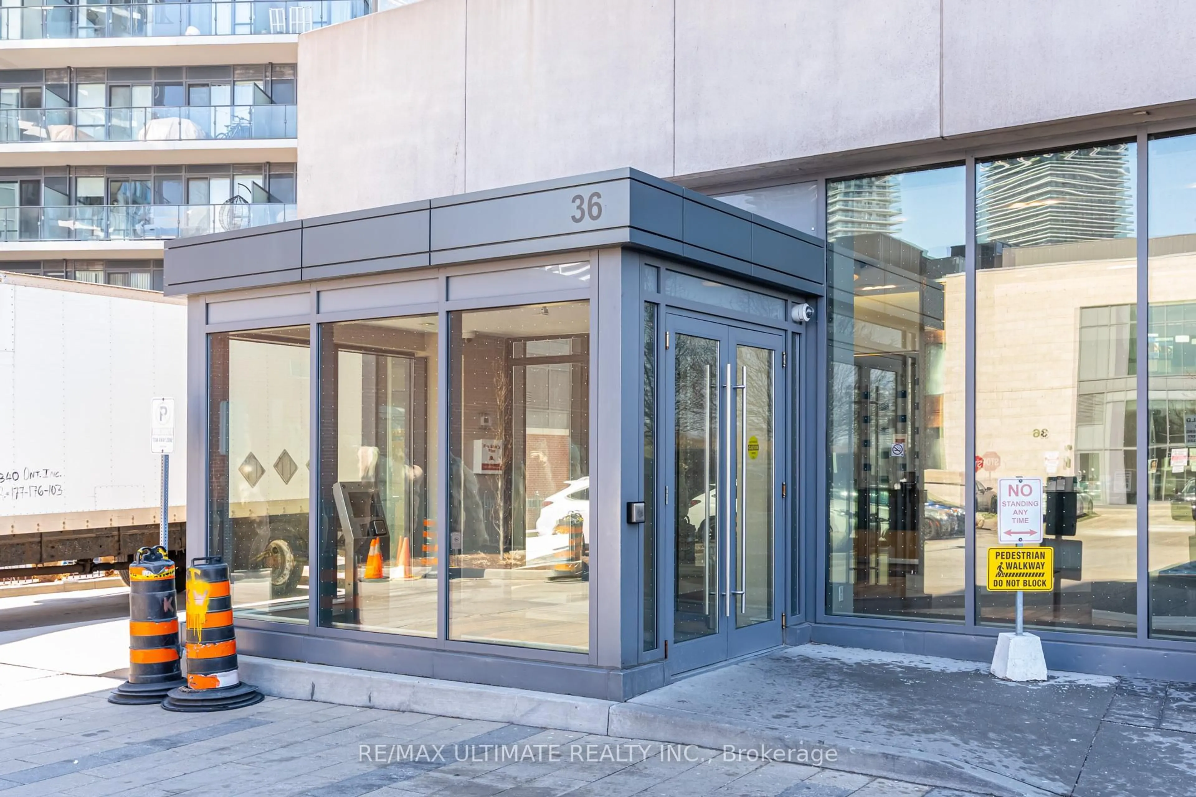 Indoor foyer for 36 Park Lawn Rd #203, Toronto Ontario M8V 0E5
