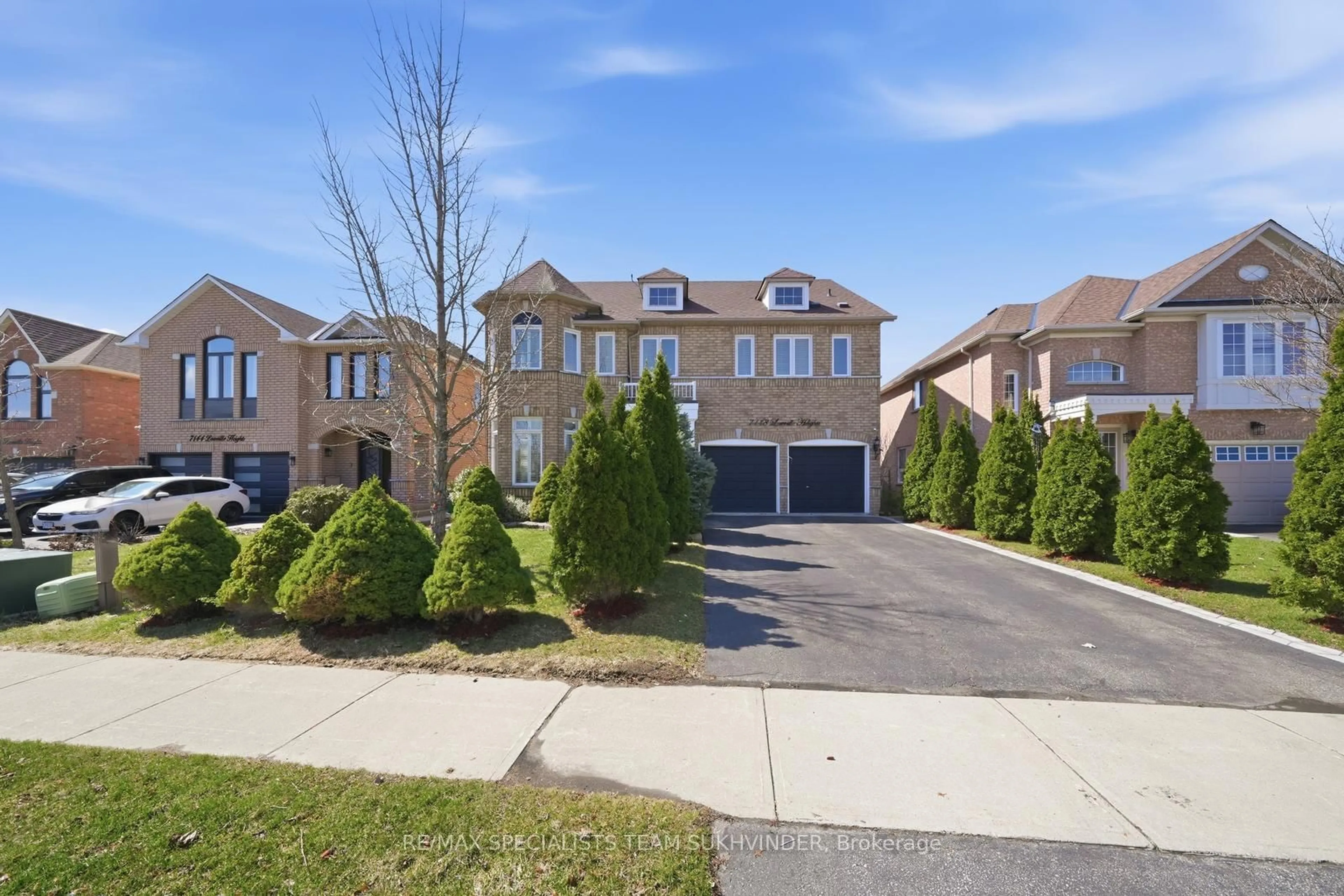 A pic from outside/outdoor area/front of a property/back of a property/a pic from drone, street for 7148 Lowville Hts, Mississauga Ontario L5N 8E6