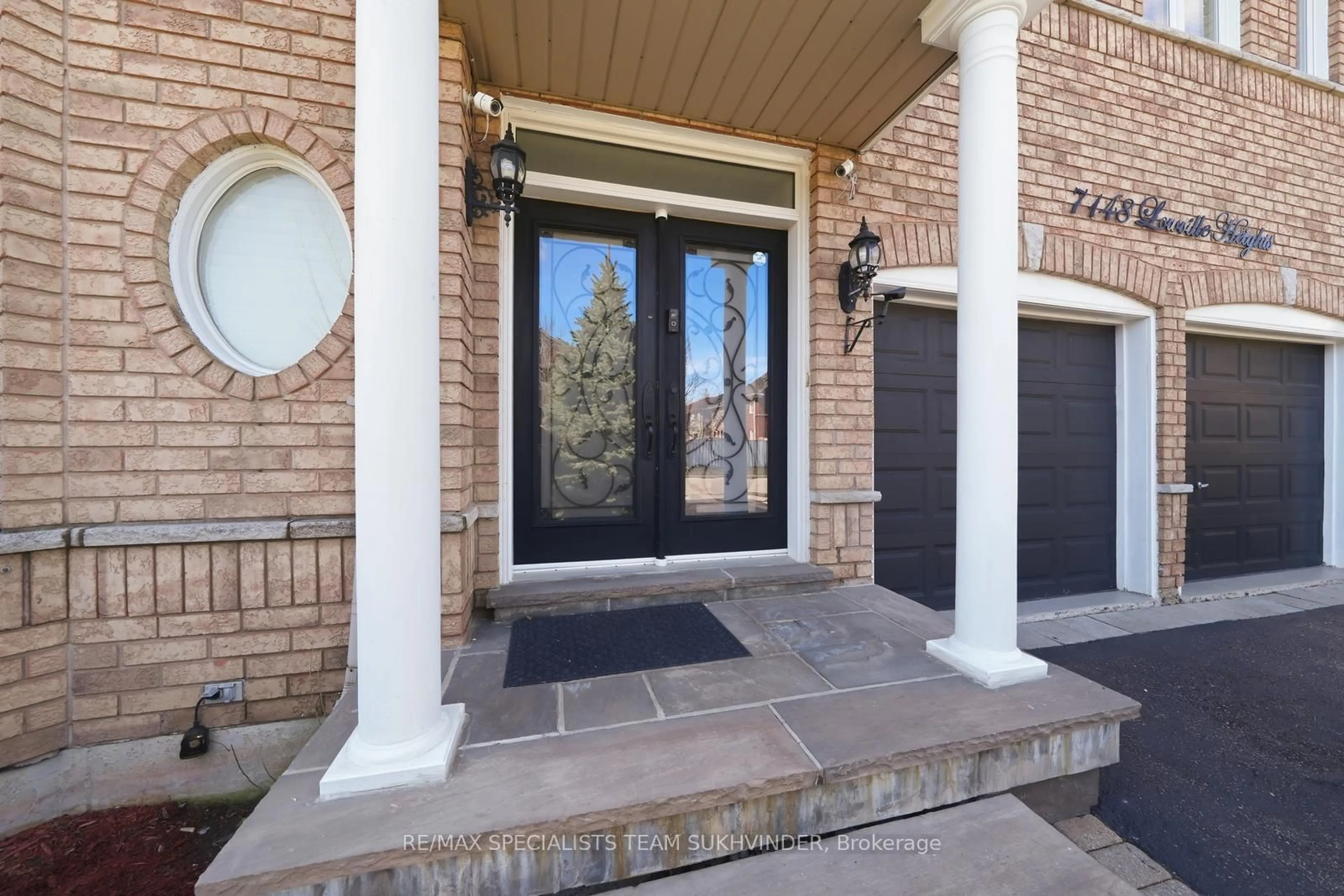 Indoor entryway for 7148 Lowville Hts, Mississauga Ontario L5N 8E6