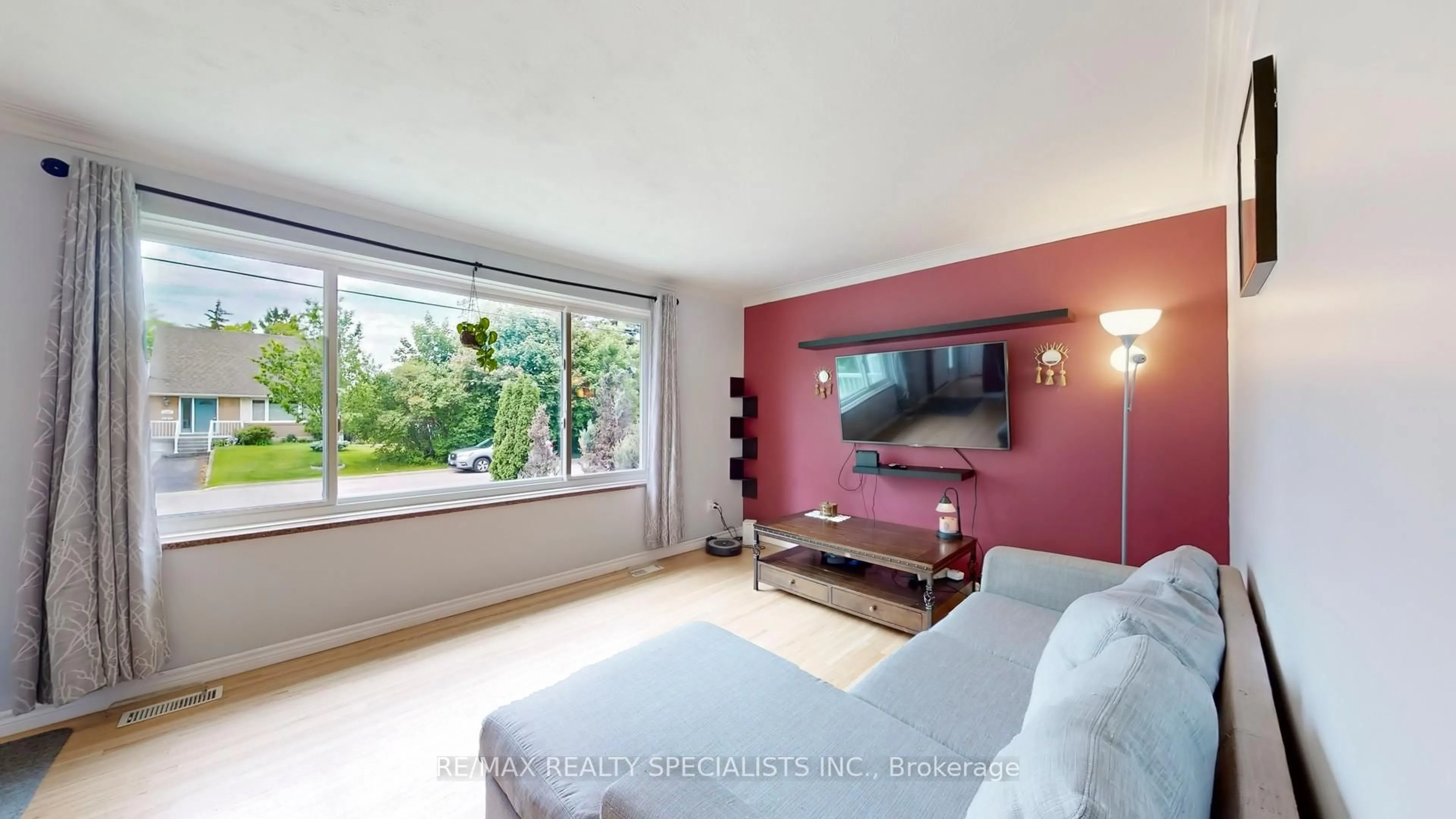 Living room with furniture, unknown for 3392 Sonja Rd, Mississauga Ontario L4T 1R1