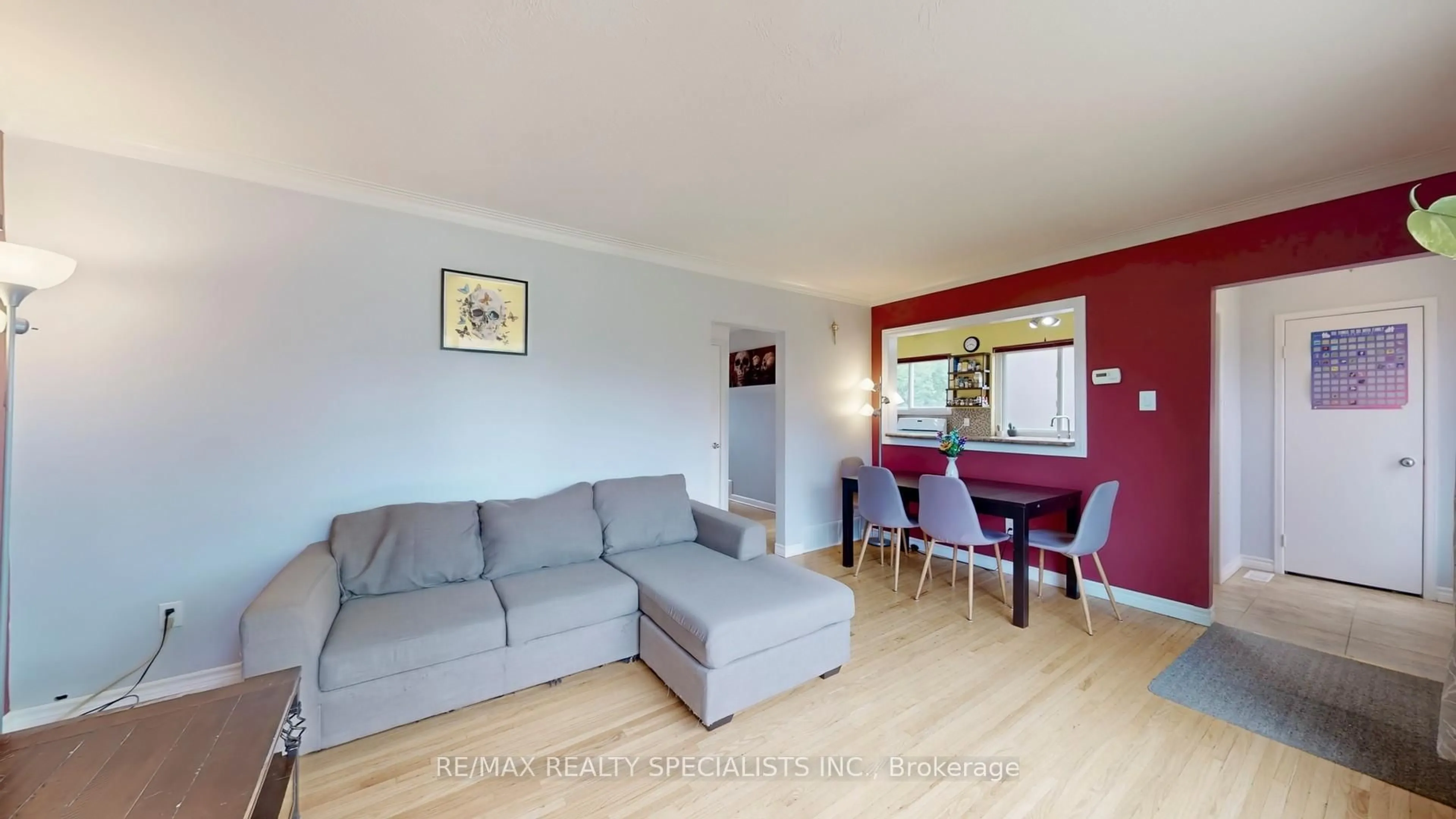 Living room with furniture, wood/laminate floor for 3392 Sonja Rd, Mississauga Ontario L4T 1R1