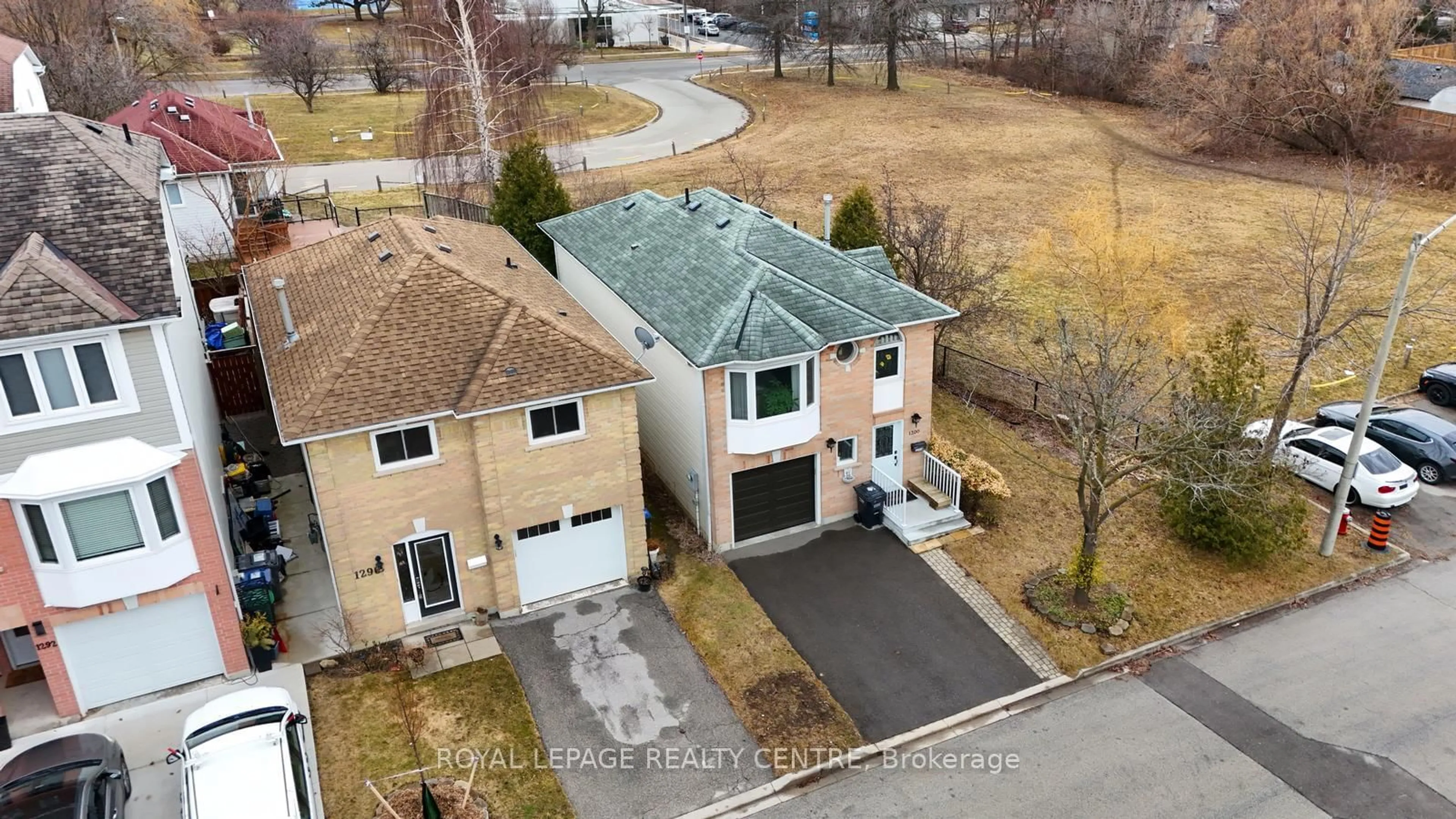 A pic from outside/outdoor area/front of a property/back of a property/a pic from drone, street for 1296 Woodhill Crt, Mississauga Ontario L5E 3H1
