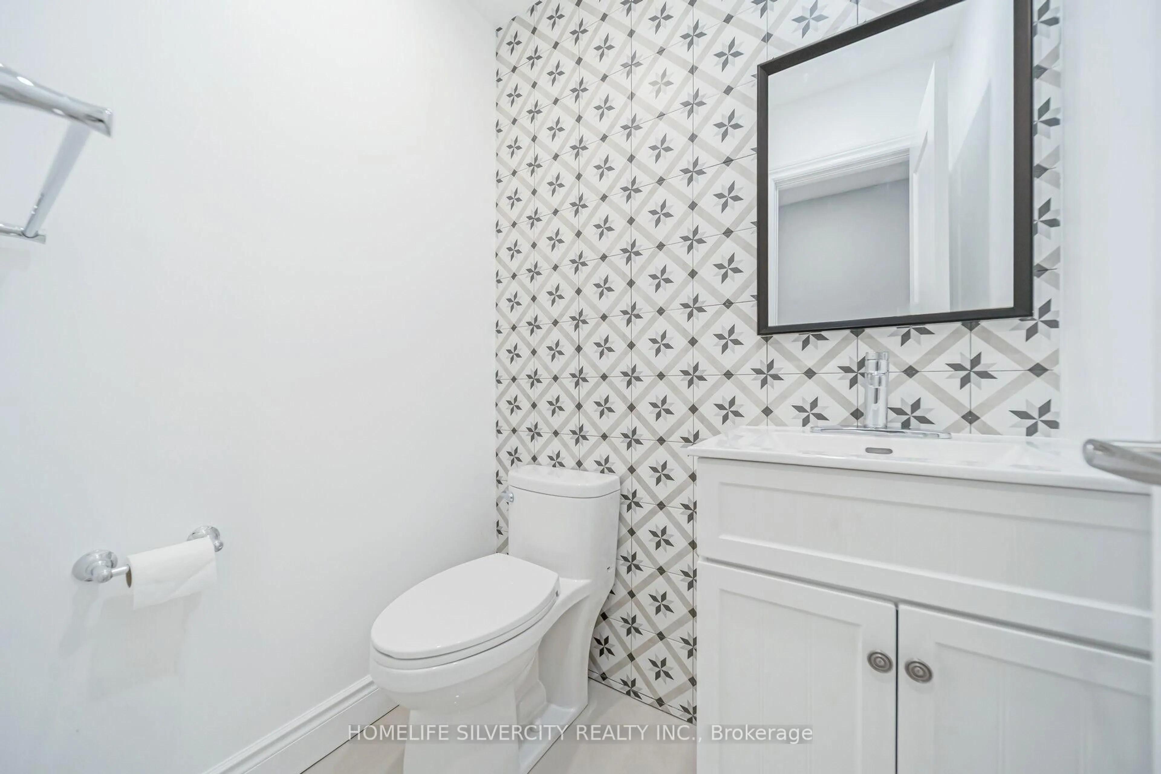Standard bathroom, ceramic/tile floor for 60 Hanson Rd #66, Mississauga Ontario L5B 2P6