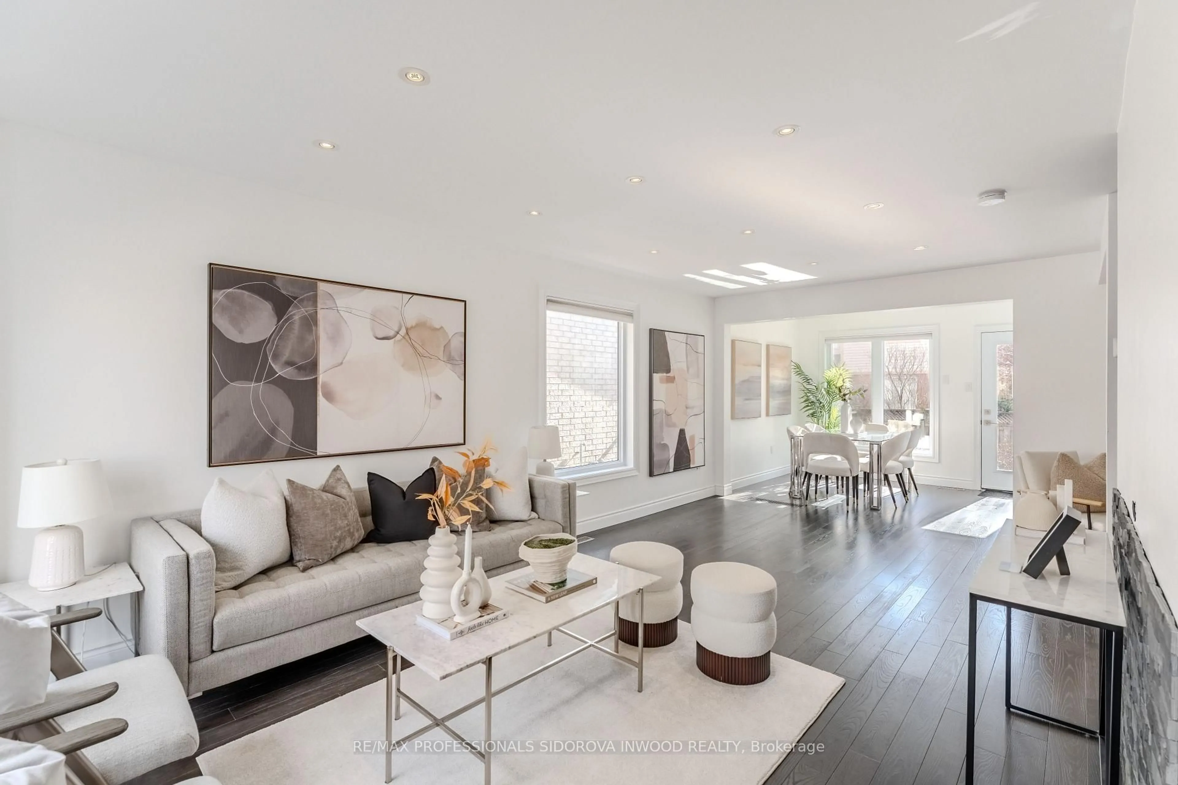 Living room with furniture, unknown for 2218 Bluegrass Lane, Burlington Ontario L7L 6L5