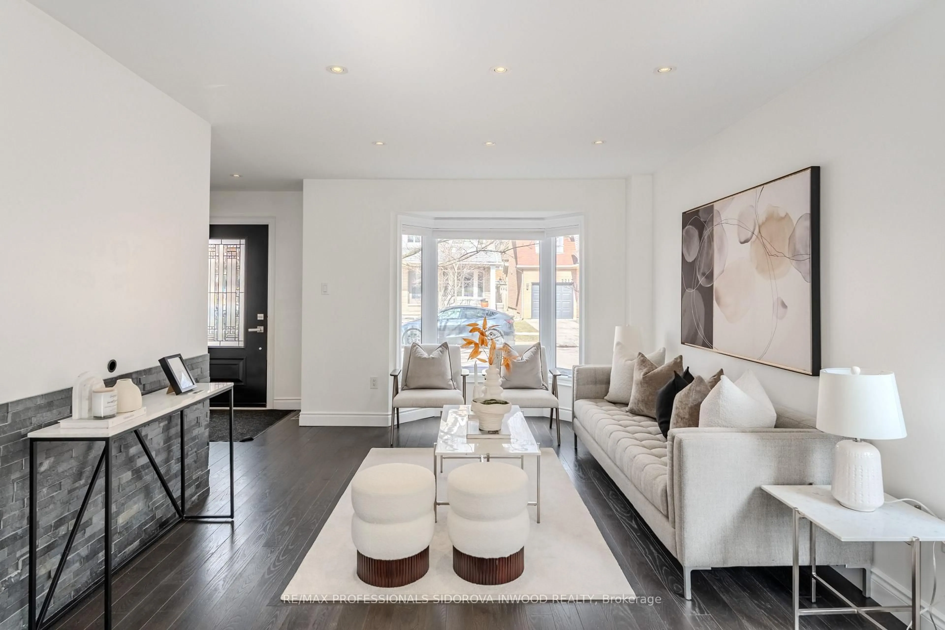 Living room with furniture, unknown for 2218 Bluegrass Lane, Burlington Ontario L7L 6L5