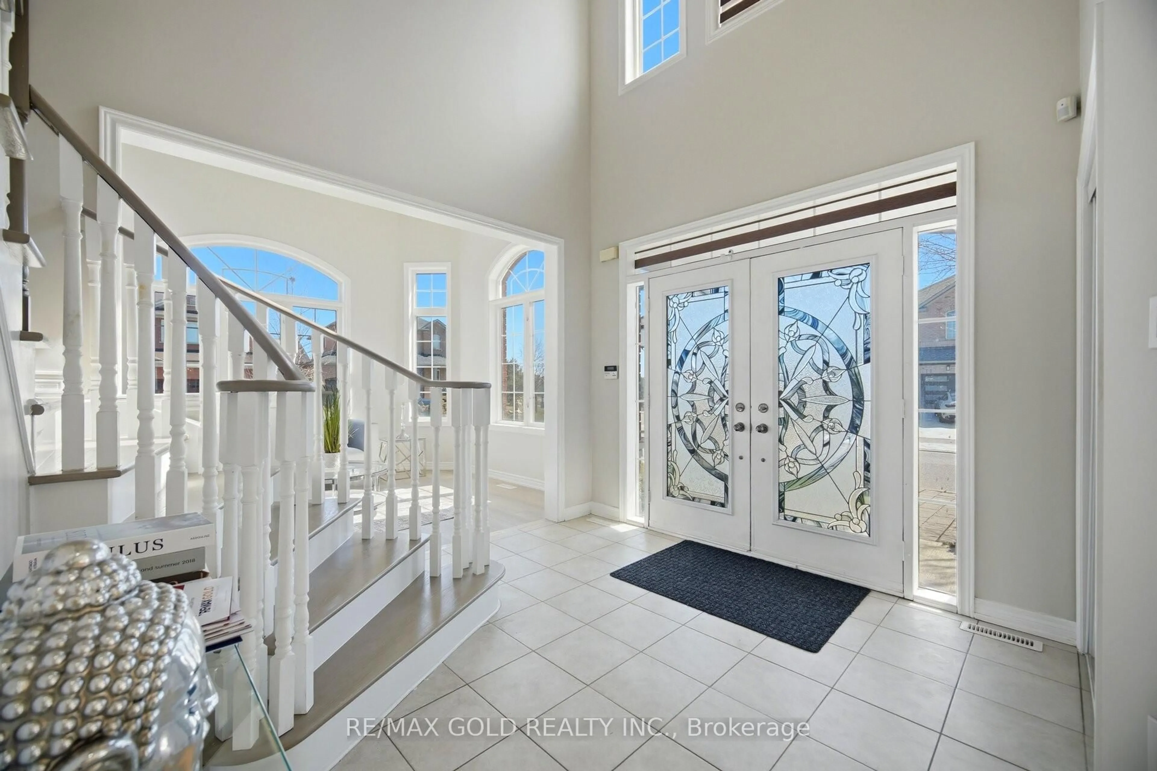 Indoor entryway for 26 Gorevale Dr, Brampton Ontario L6P 1N9