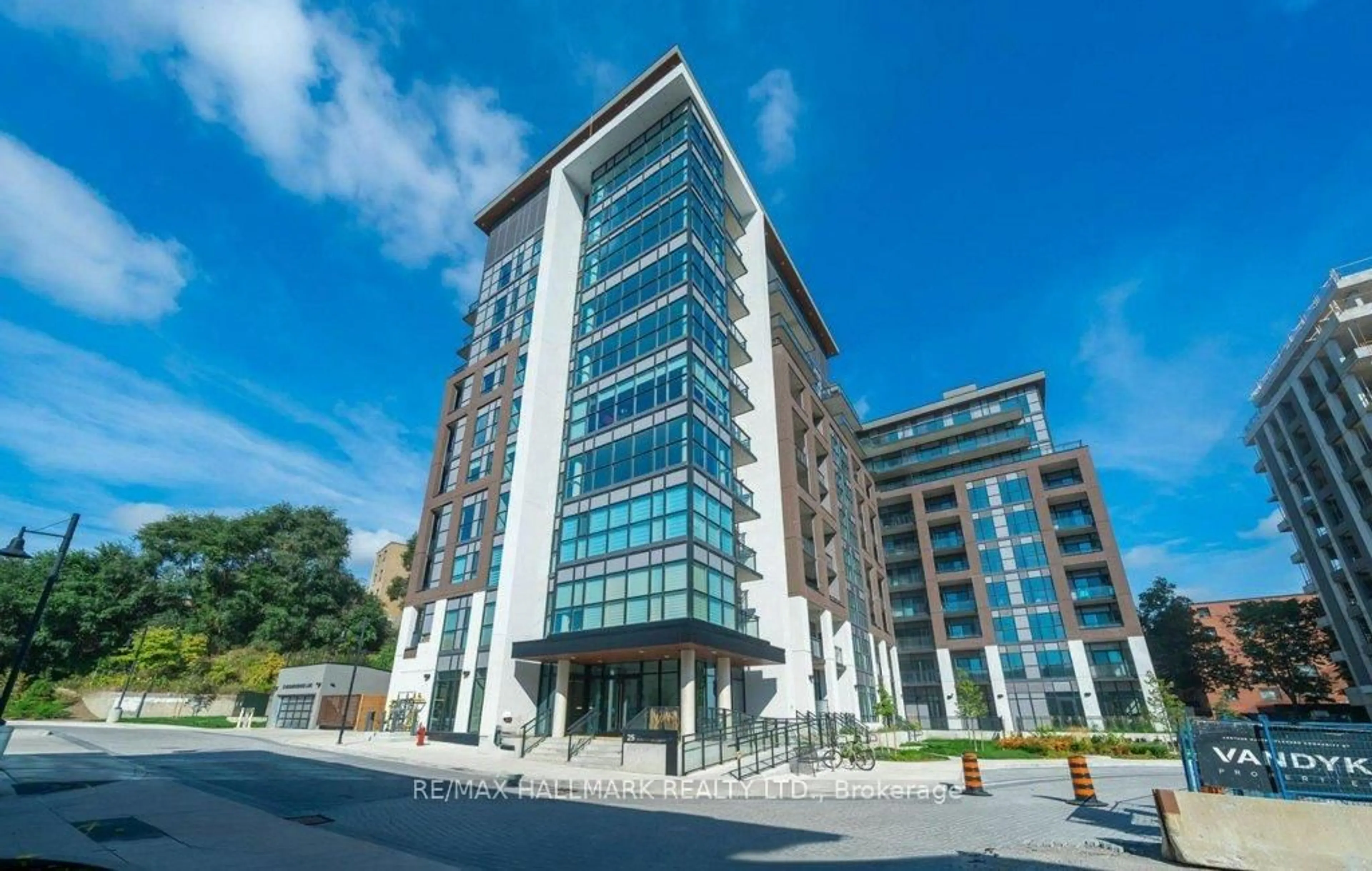 A pic from outside/outdoor area/front of a property/back of a property/a pic from drone, building for 25 Neighbourhood Lane #512, Toronto Ontario M8Y 0C4