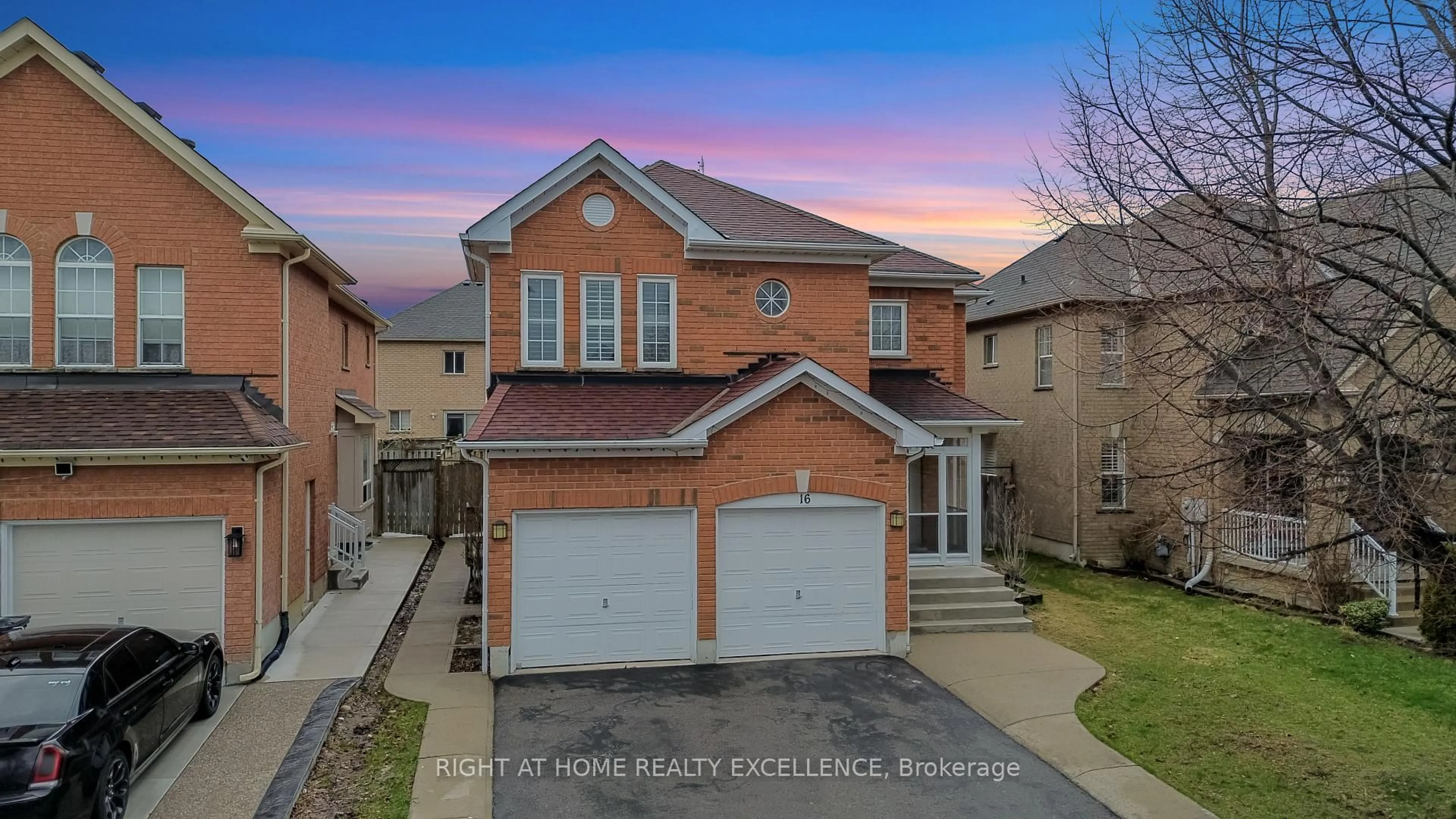 A pic from outside/outdoor area/front of a property/back of a property/a pic from drone, street for 16 Whitford Crt, Brampton Ontario L6R 2S2
