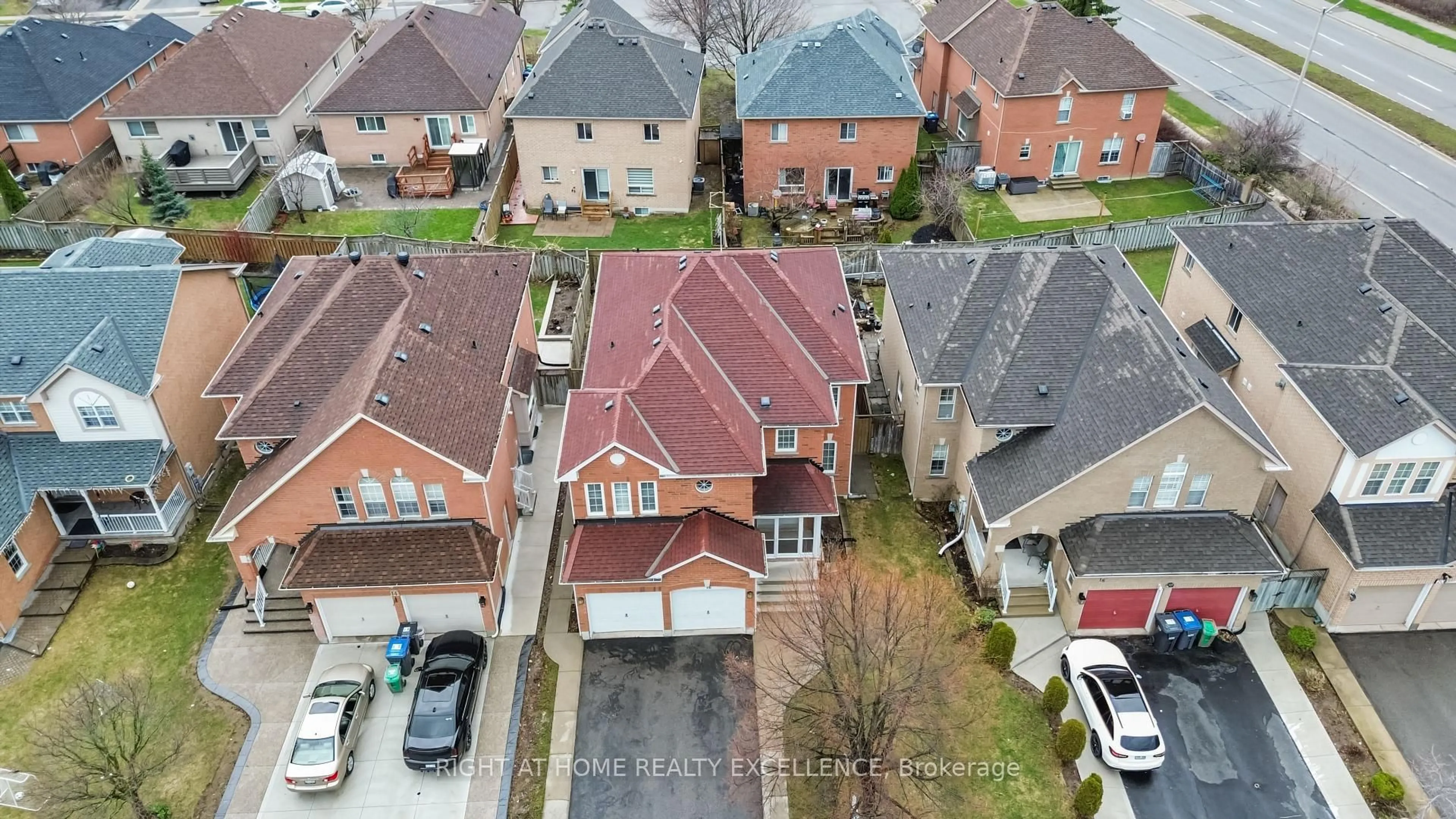 A pic from outside/outdoor area/front of a property/back of a property/a pic from drone, street for 16 Whitford Crt, Brampton Ontario L6R 2S2