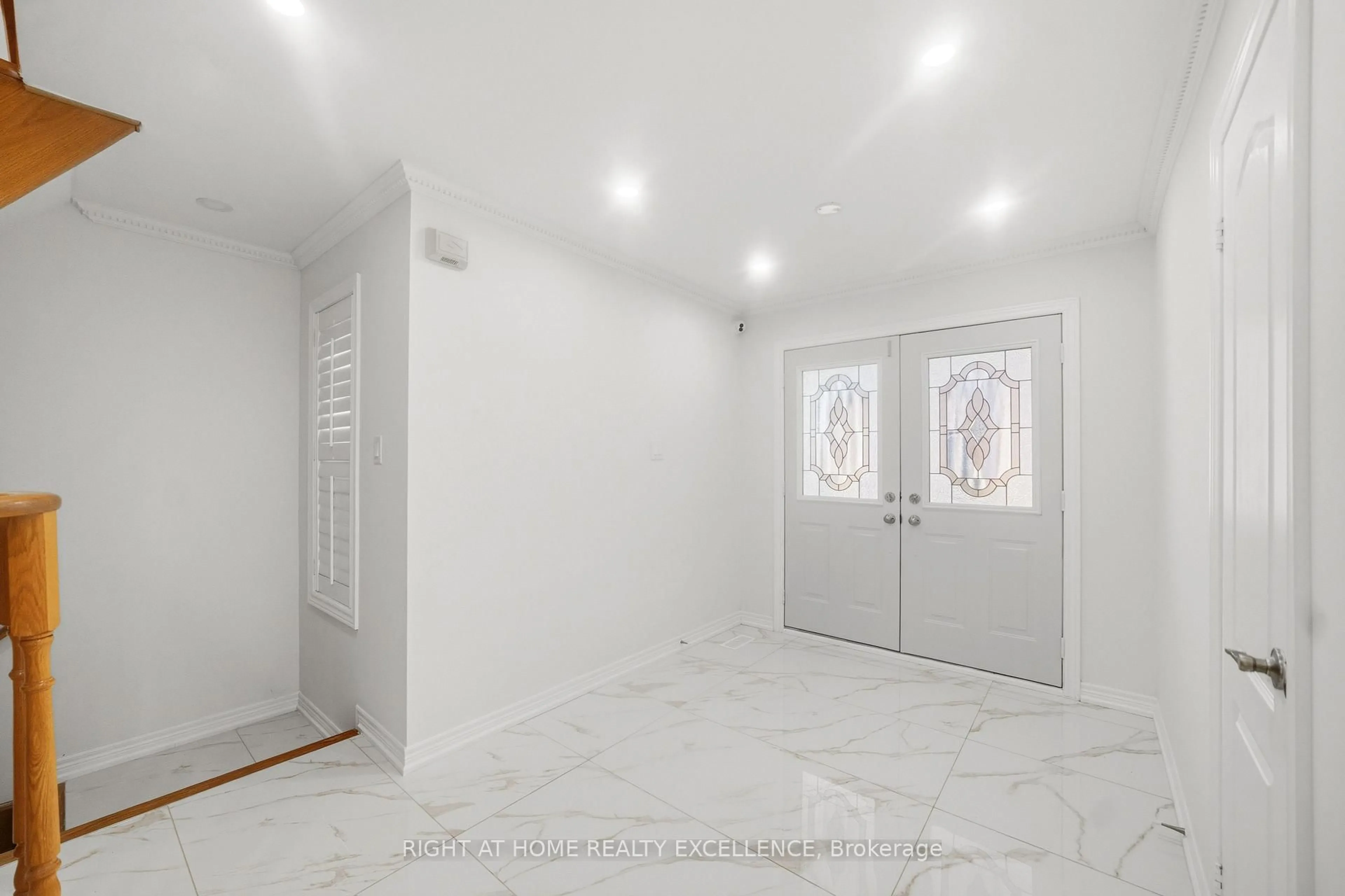 Indoor entryway for 16 Whitford Crt, Brampton Ontario L6R 2S2