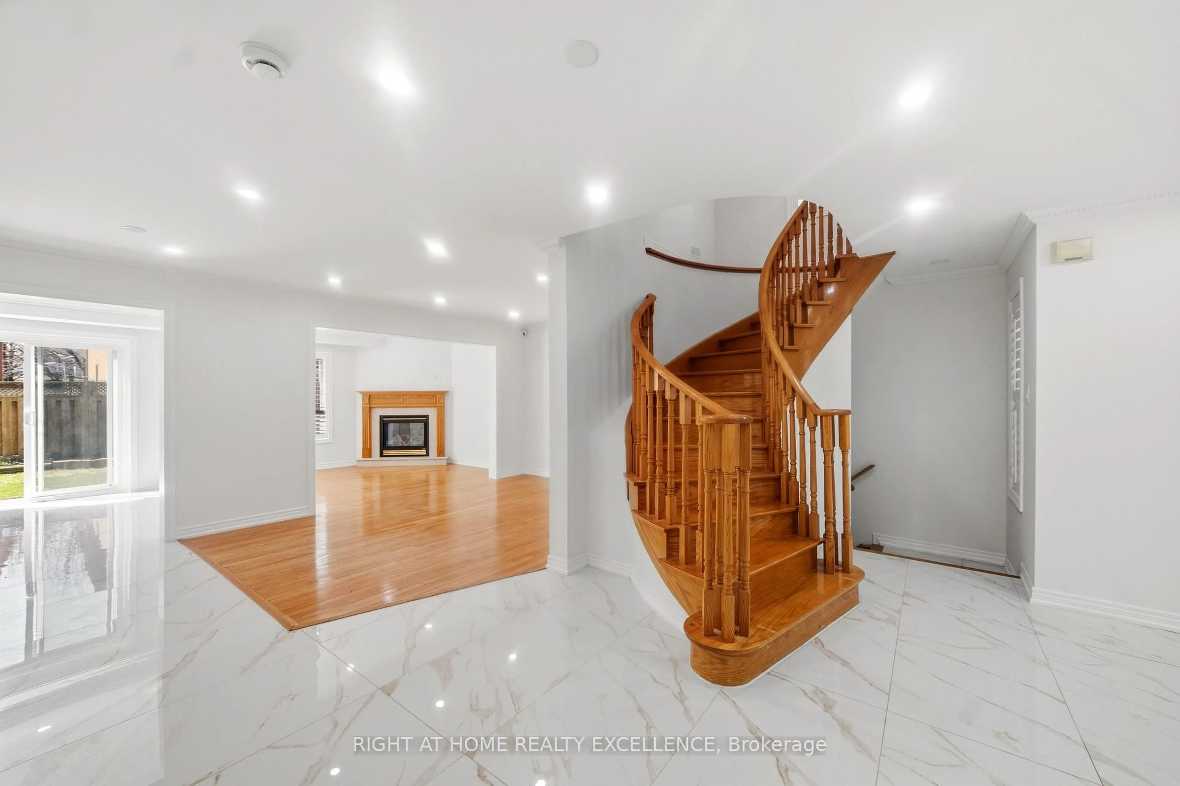 Indoor foyer for 16 Whitford Crt, Brampton Ontario L6R 2S2