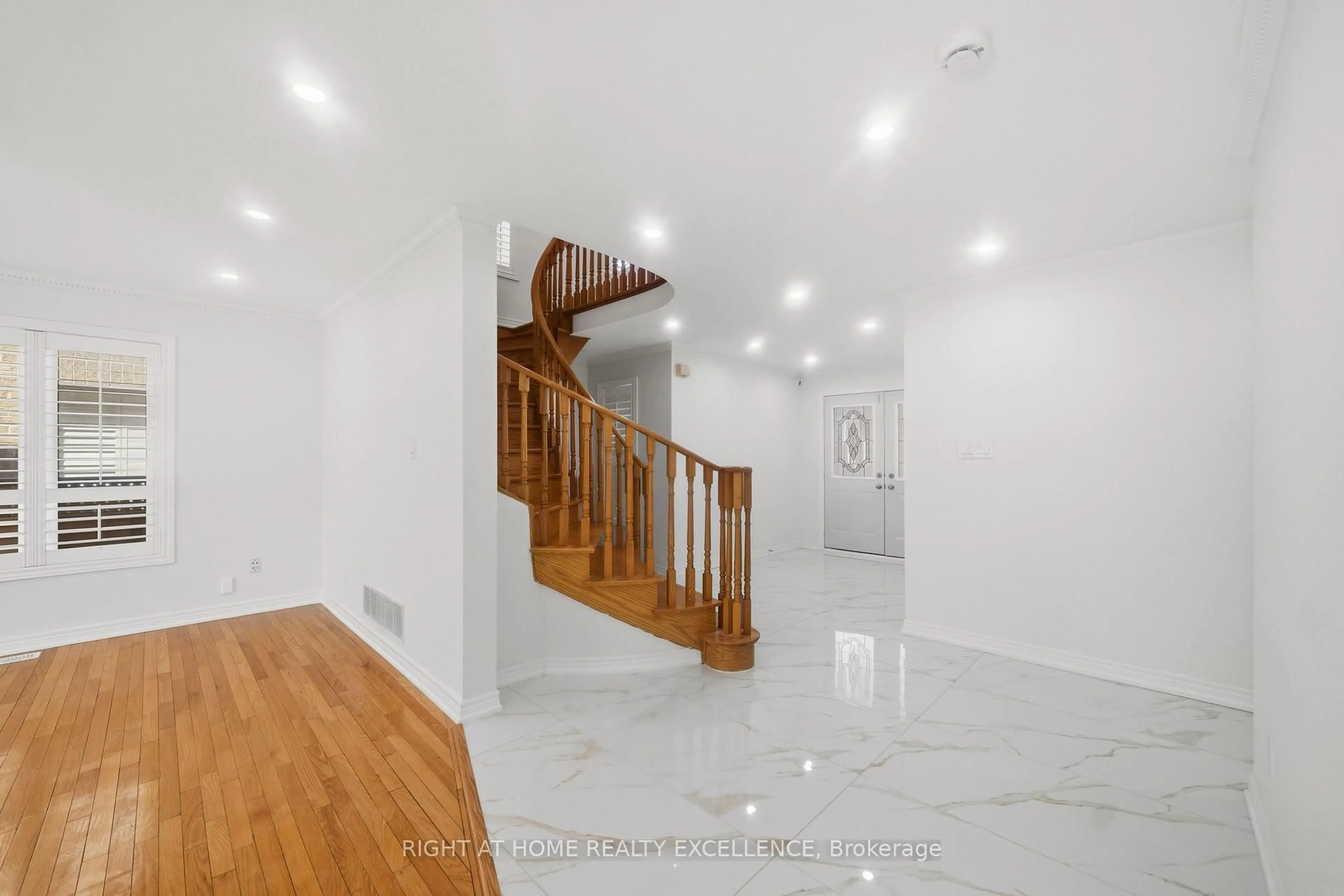 Indoor foyer for 16 Whitford Crt, Brampton Ontario L6R 2S2