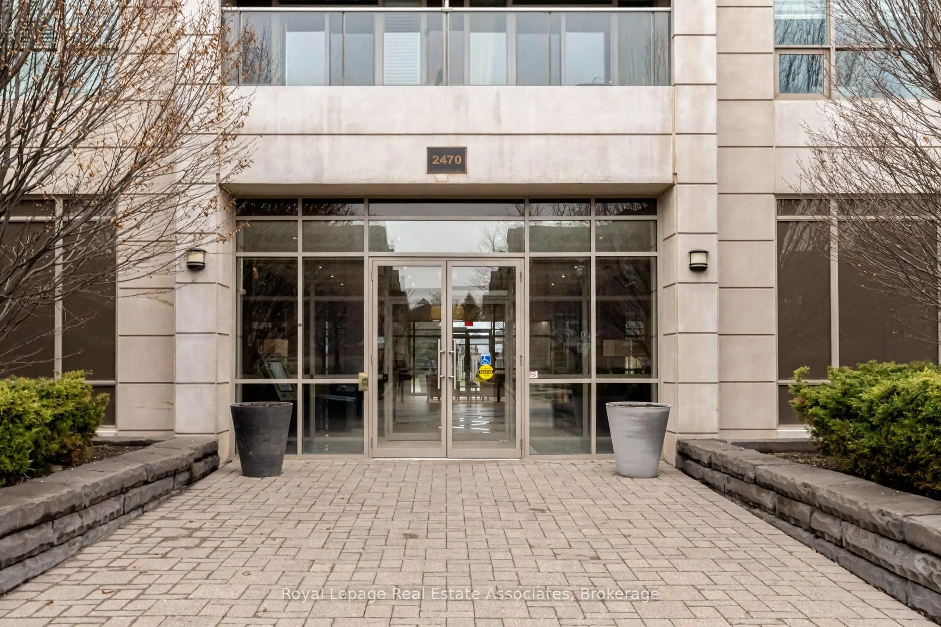 Indoor foyer for 2470 Prince Michael Dr #712, Oakville Ontario L6H 0G9