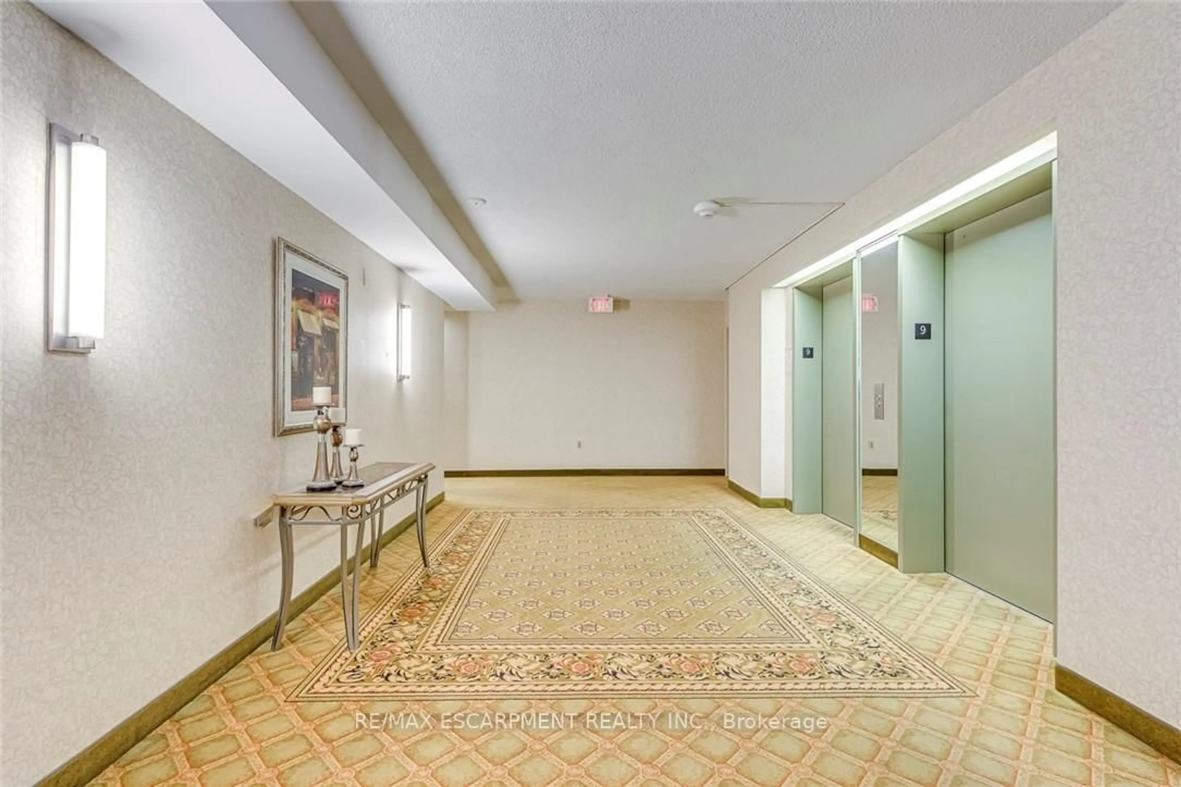 Indoor foyer for 5080 Pinedale Ave #902, Burlington Ontario L7L 5V7