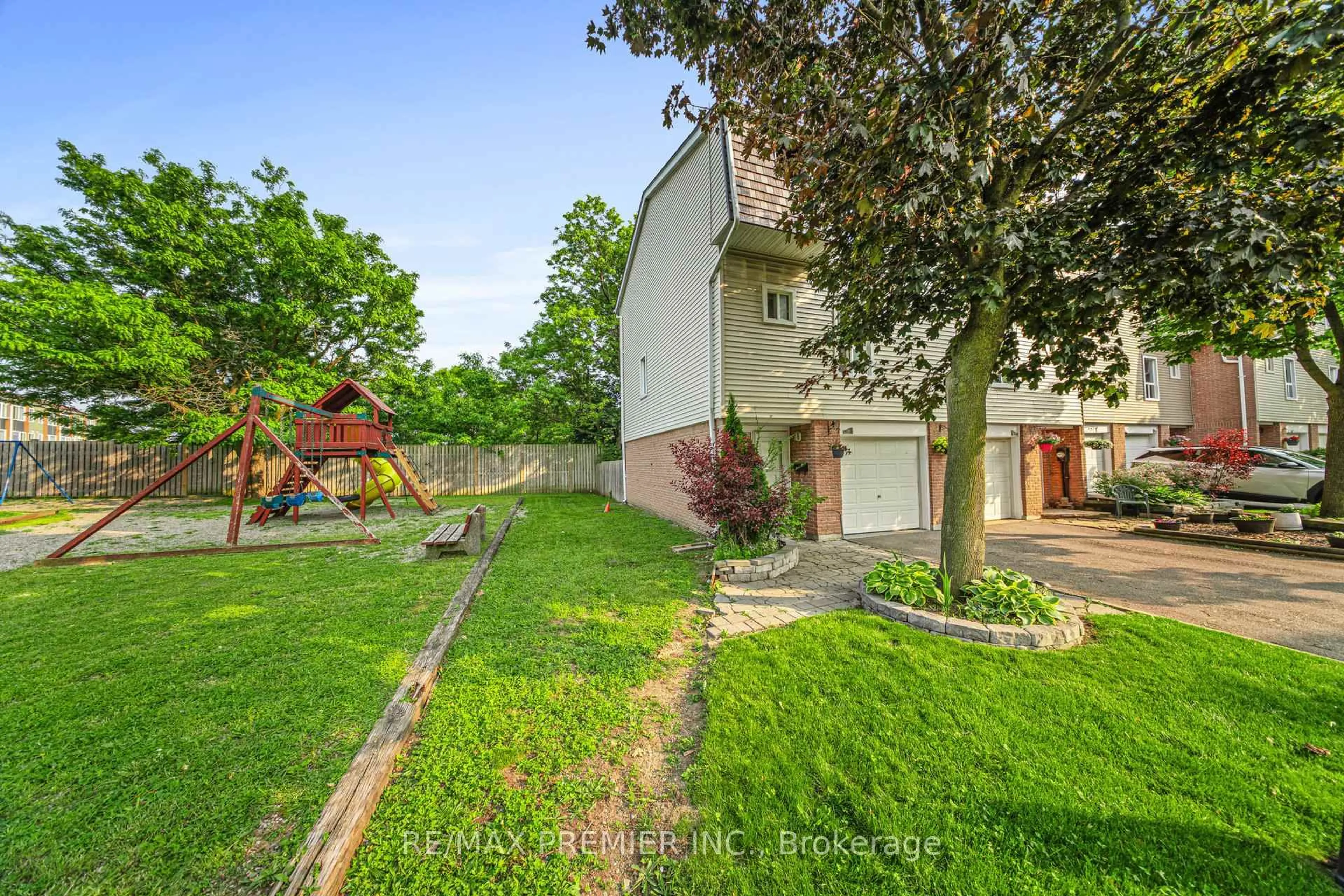 A pic from outside/outdoor area/front of a property/back of a property/a pic from drone, street for 120 Ellerslie Rd, Brampton Ontario L6T 4C3