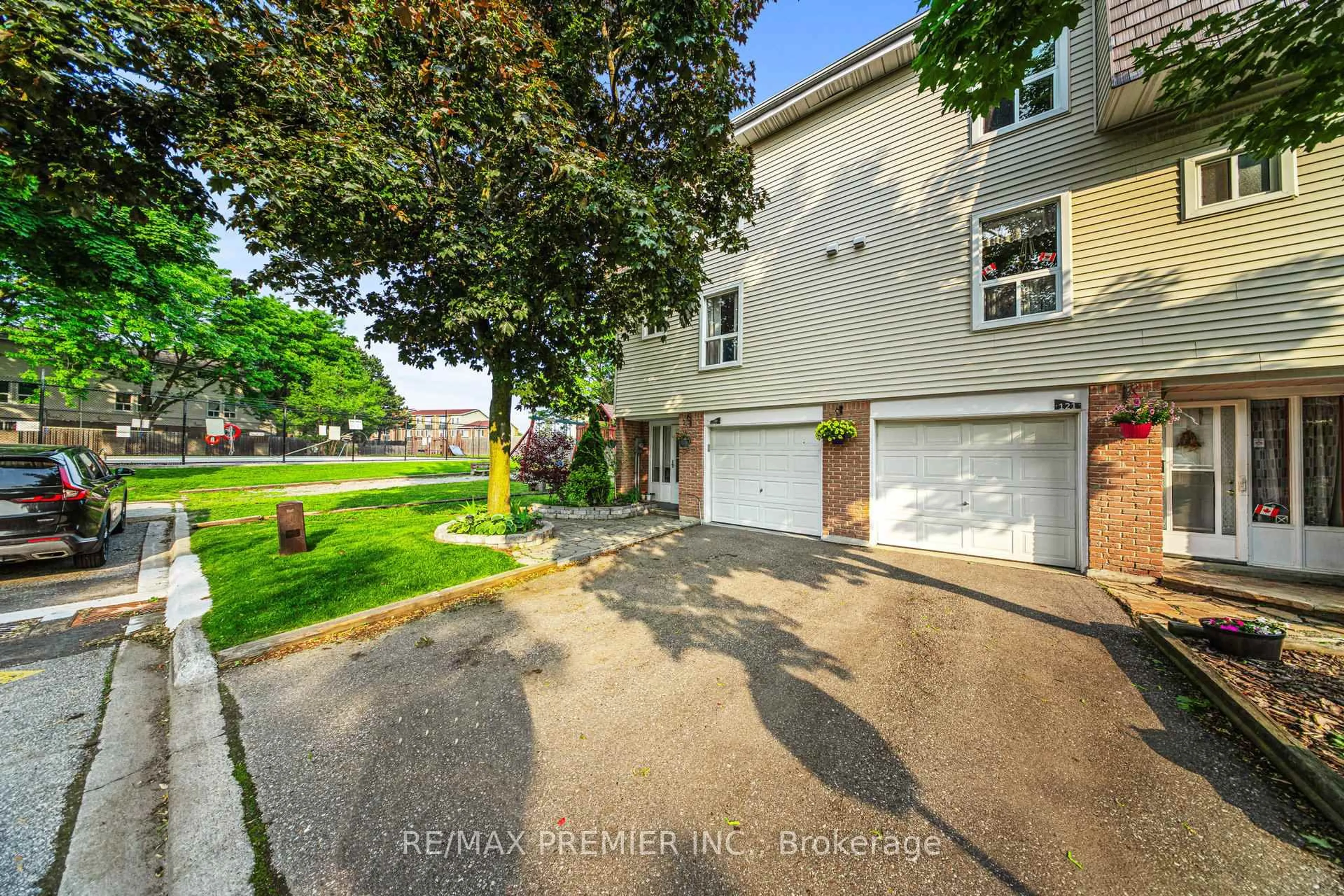 A pic from outside/outdoor area/front of a property/back of a property/a pic from drone, street for 120 Ellerslie Rd, Brampton Ontario L6T 4C3