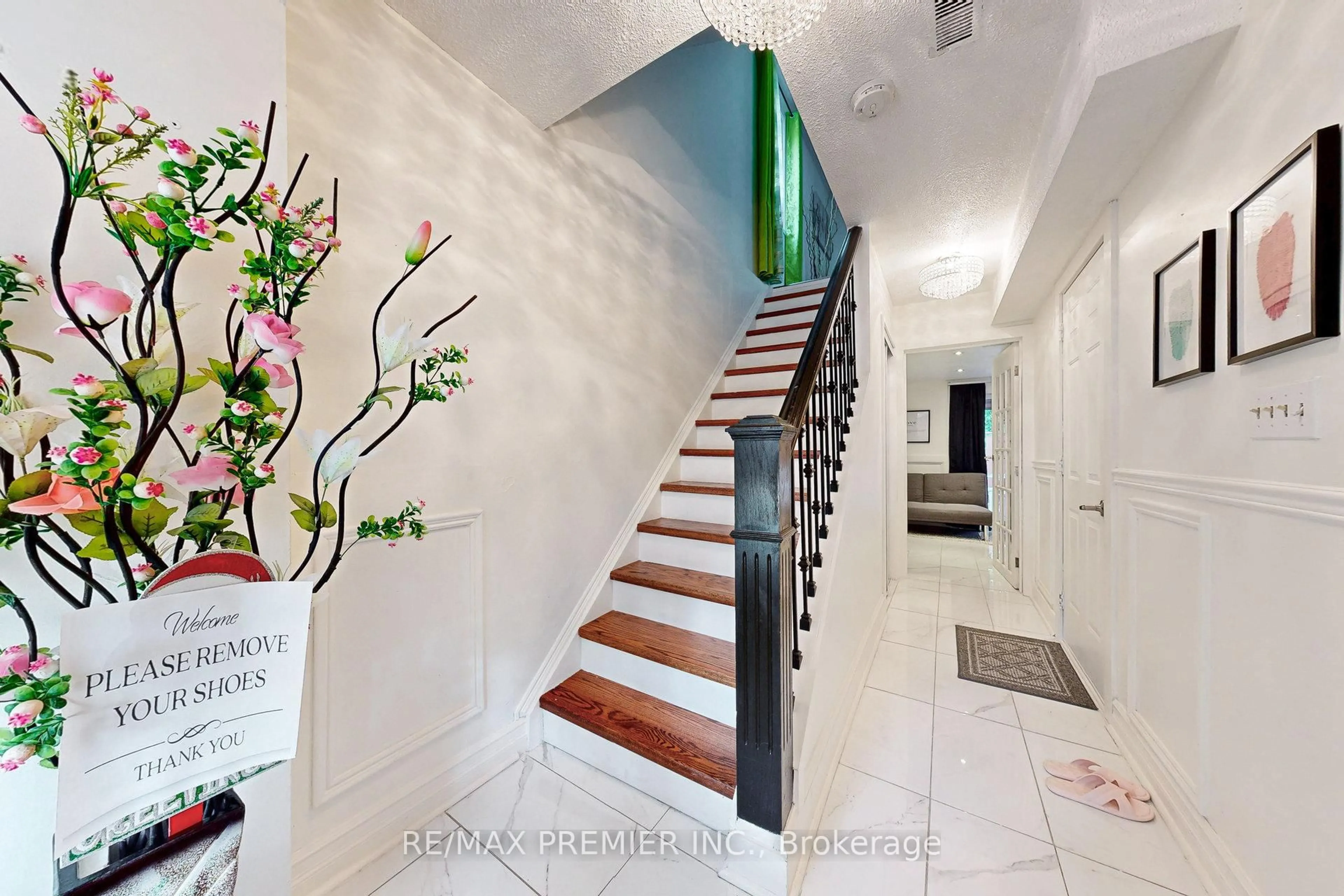 Indoor foyer for 120 Ellerslie Rd, Brampton Ontario L6T 4C3