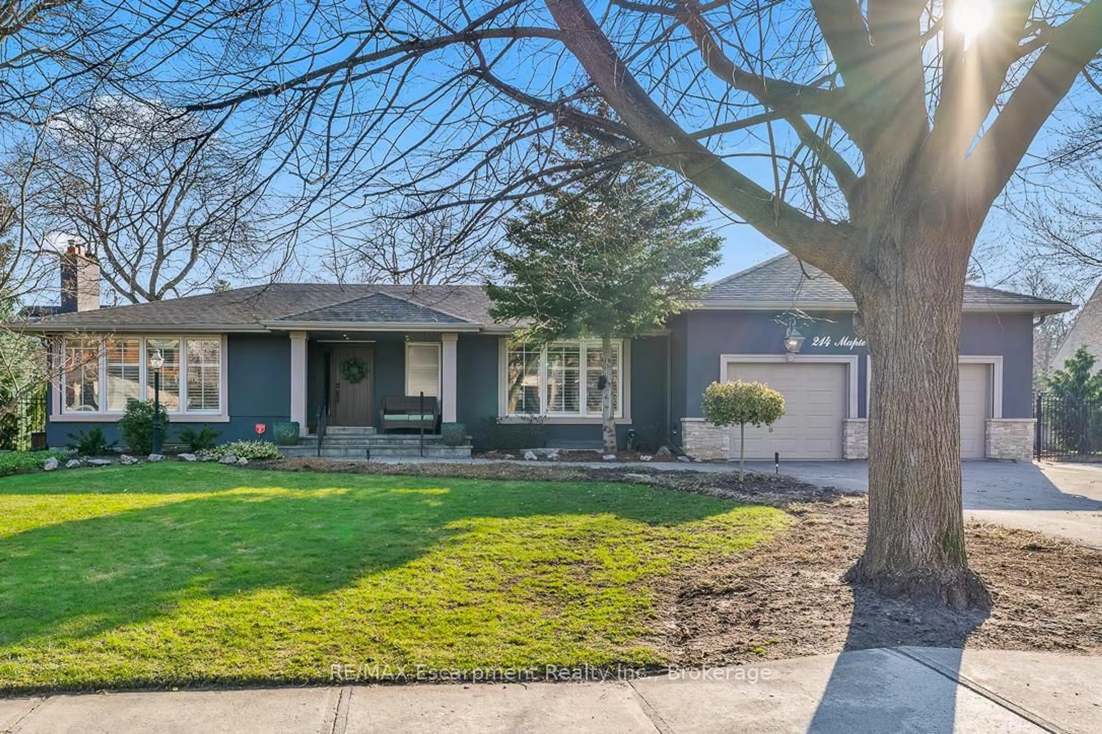 Home with vinyl exterior material, street for 214 MAPLE GROVE Dr, Oakville Ontario L6J 4V3