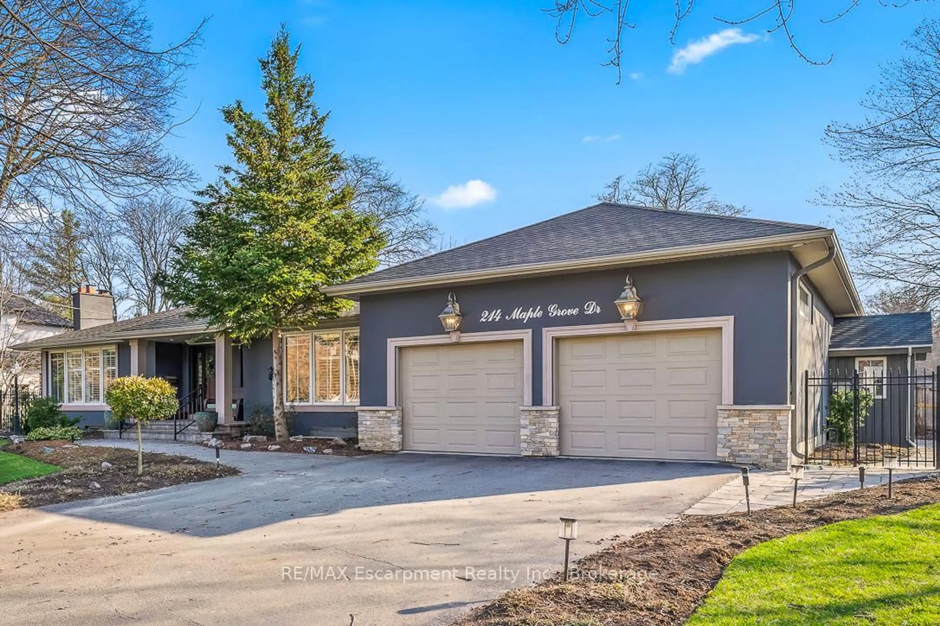 Home with brick exterior material, street for 214 MAPLE GROVE Dr, Oakville Ontario L6J 4V3