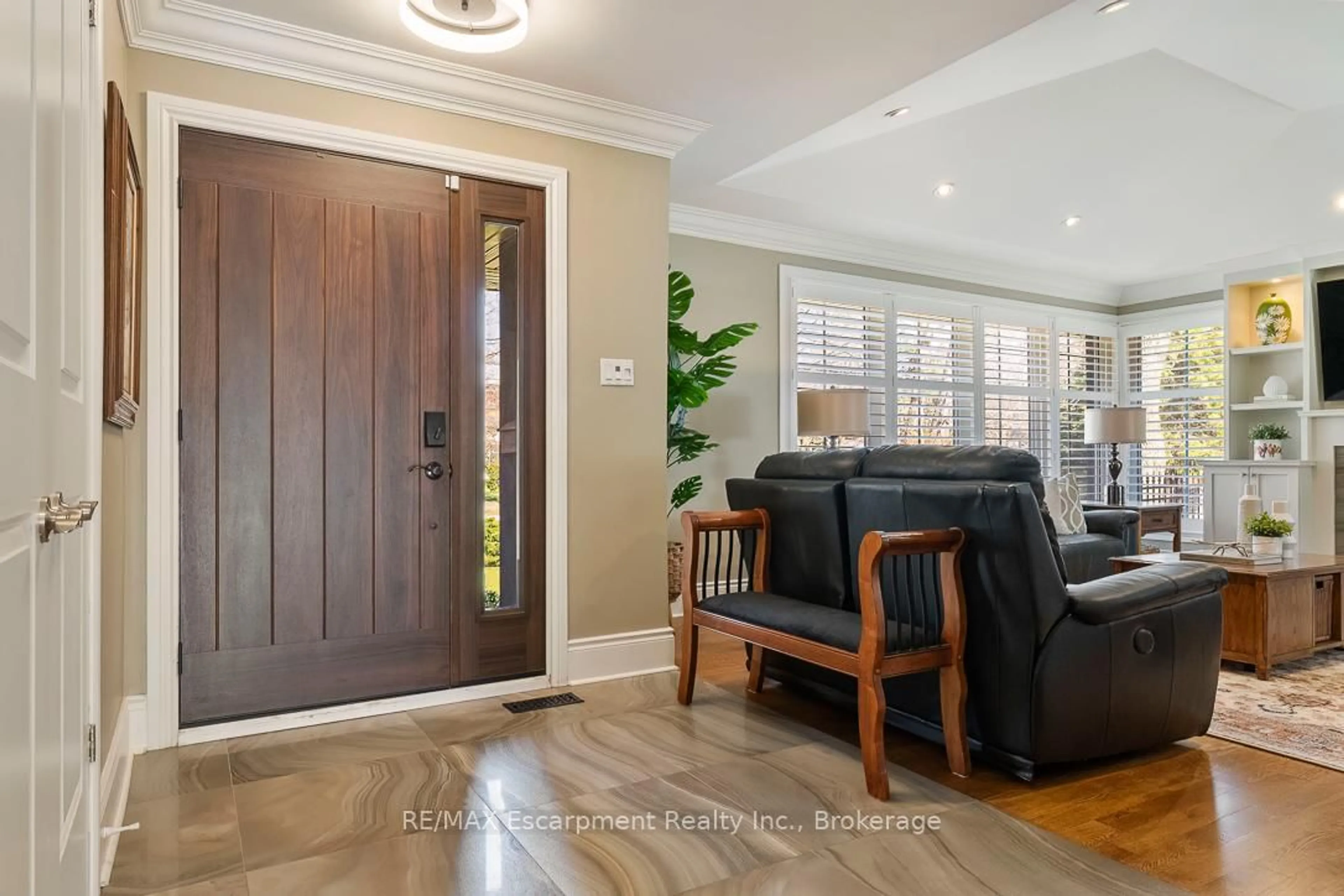 Indoor entryway for 214 MAPLE GROVE Dr, Oakville Ontario L6J 4V3