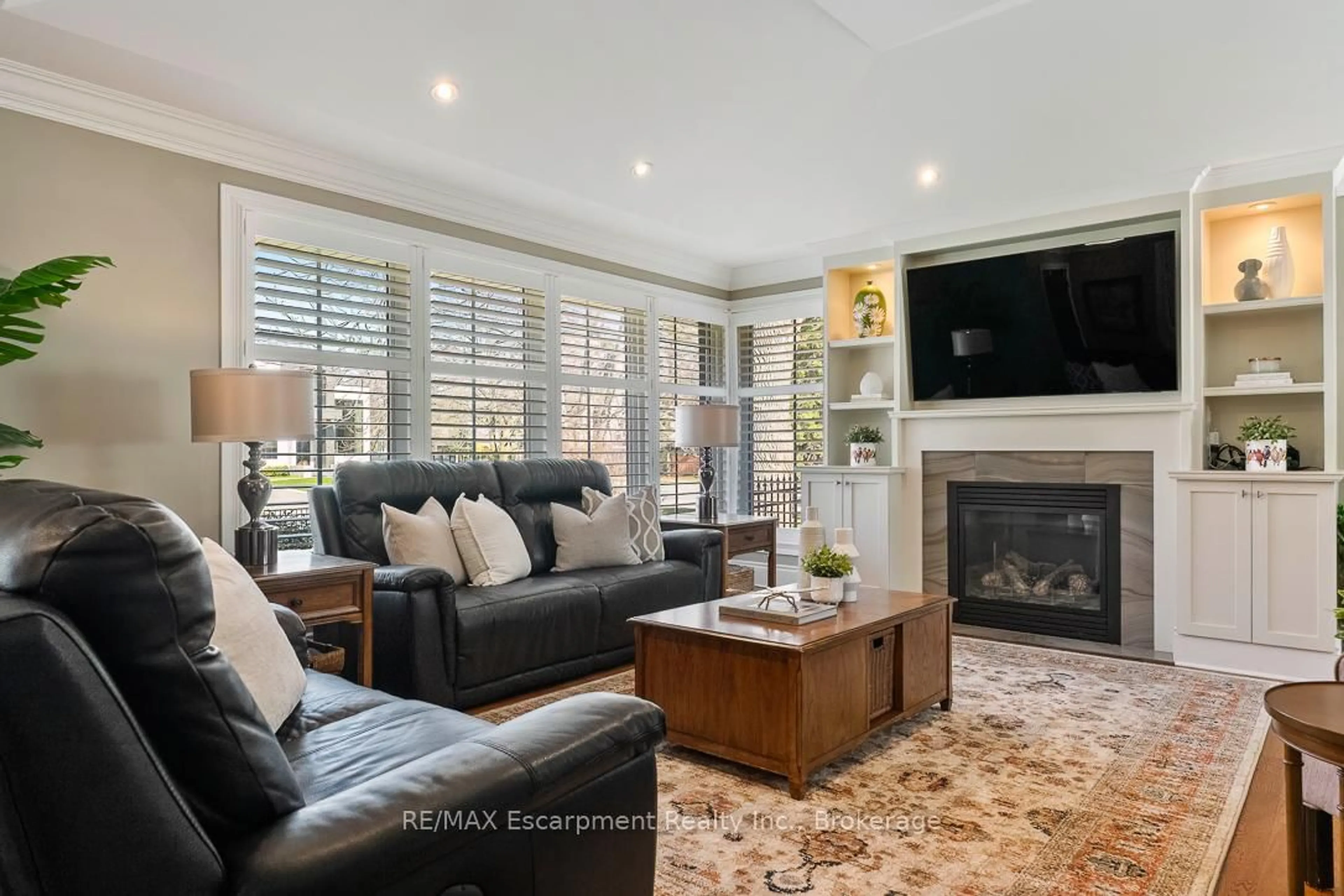 Living room with furniture, unknown for 214 MAPLE GROVE Dr, Oakville Ontario L6J 4V3