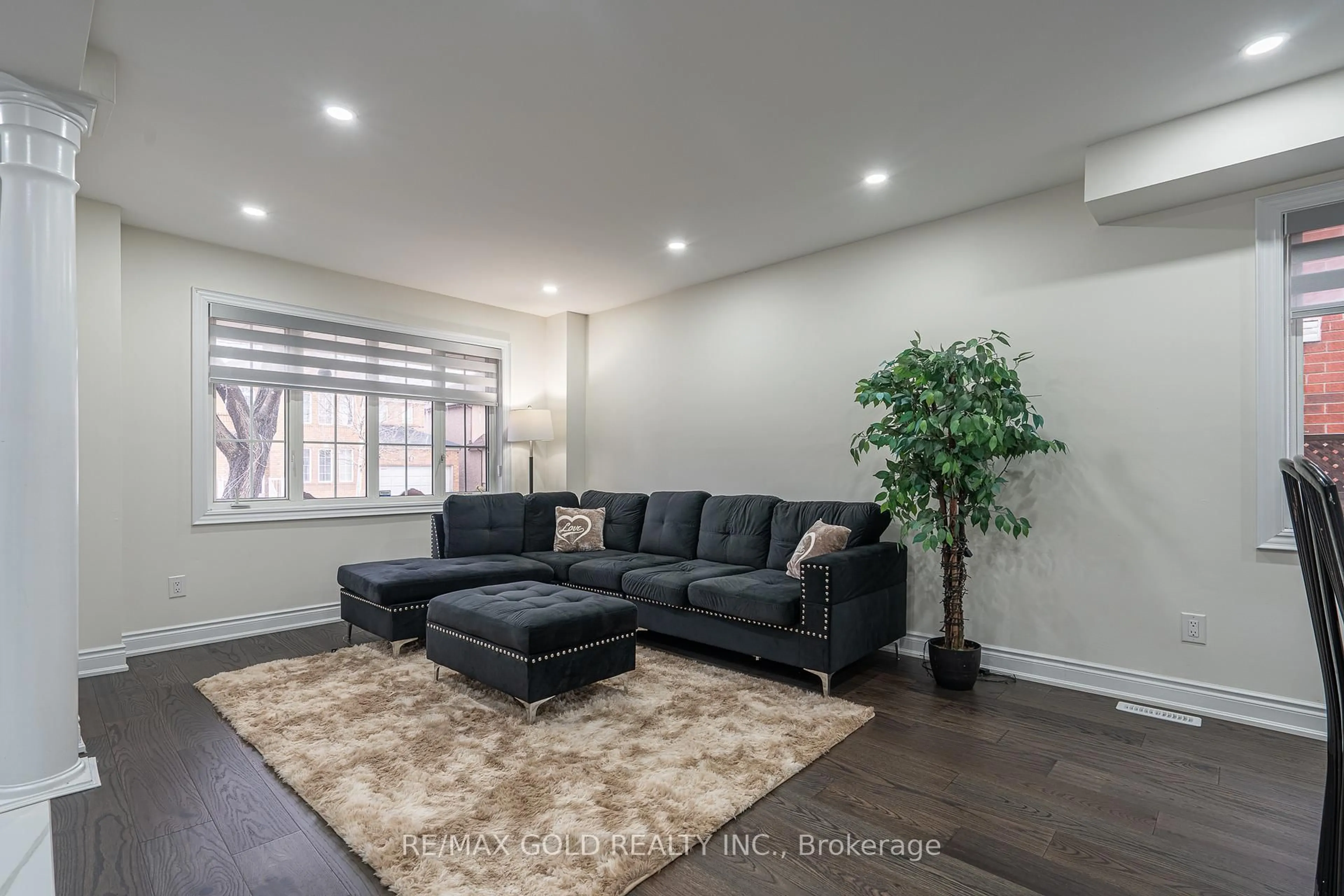 Living room with furniture, unknown for 6 Meadow Glade Rd, Brampton Ontario L6R 1Z7