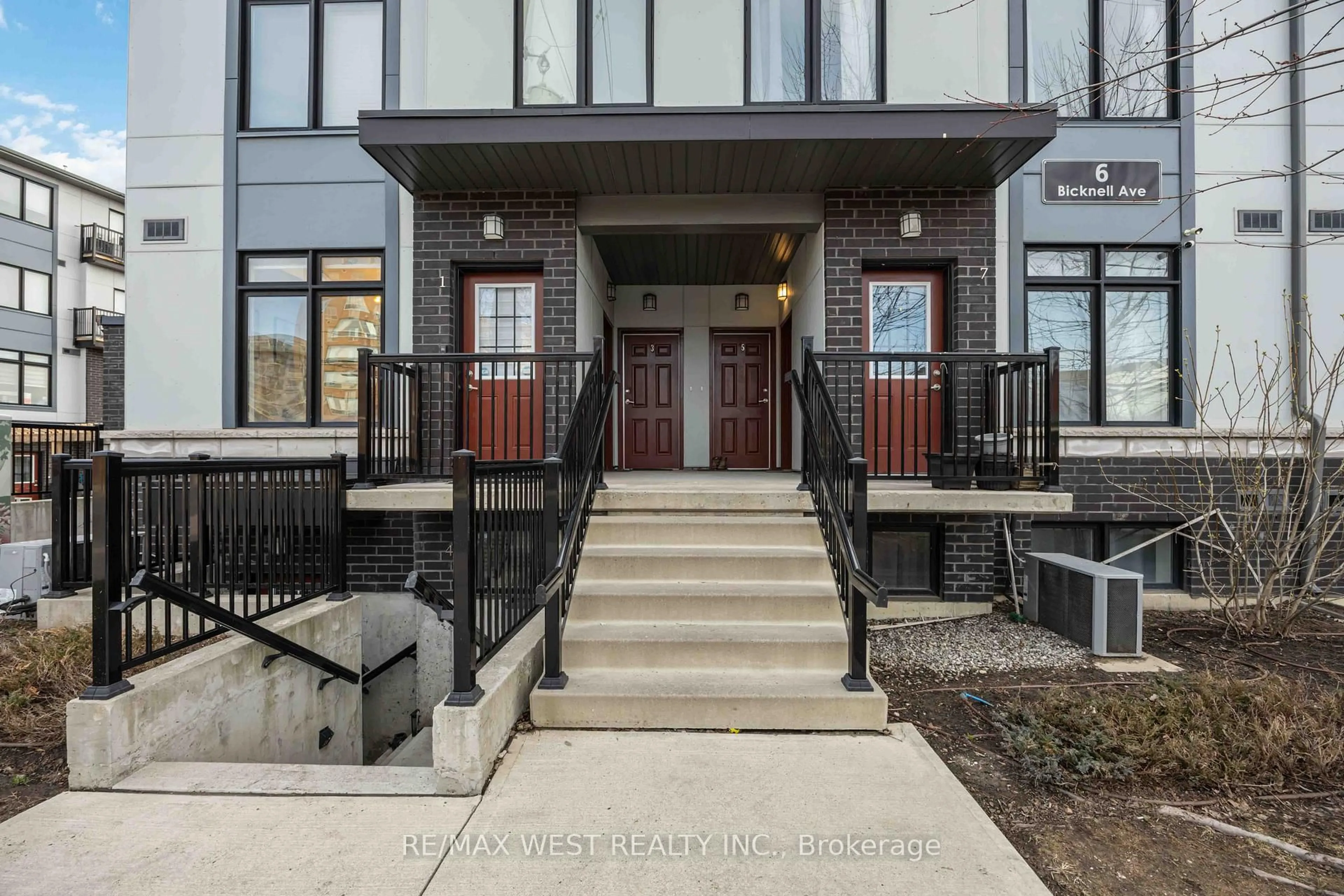 Indoor entryway for 6 Bicknell Ave #1, Toronto Ontario M6M 0B4