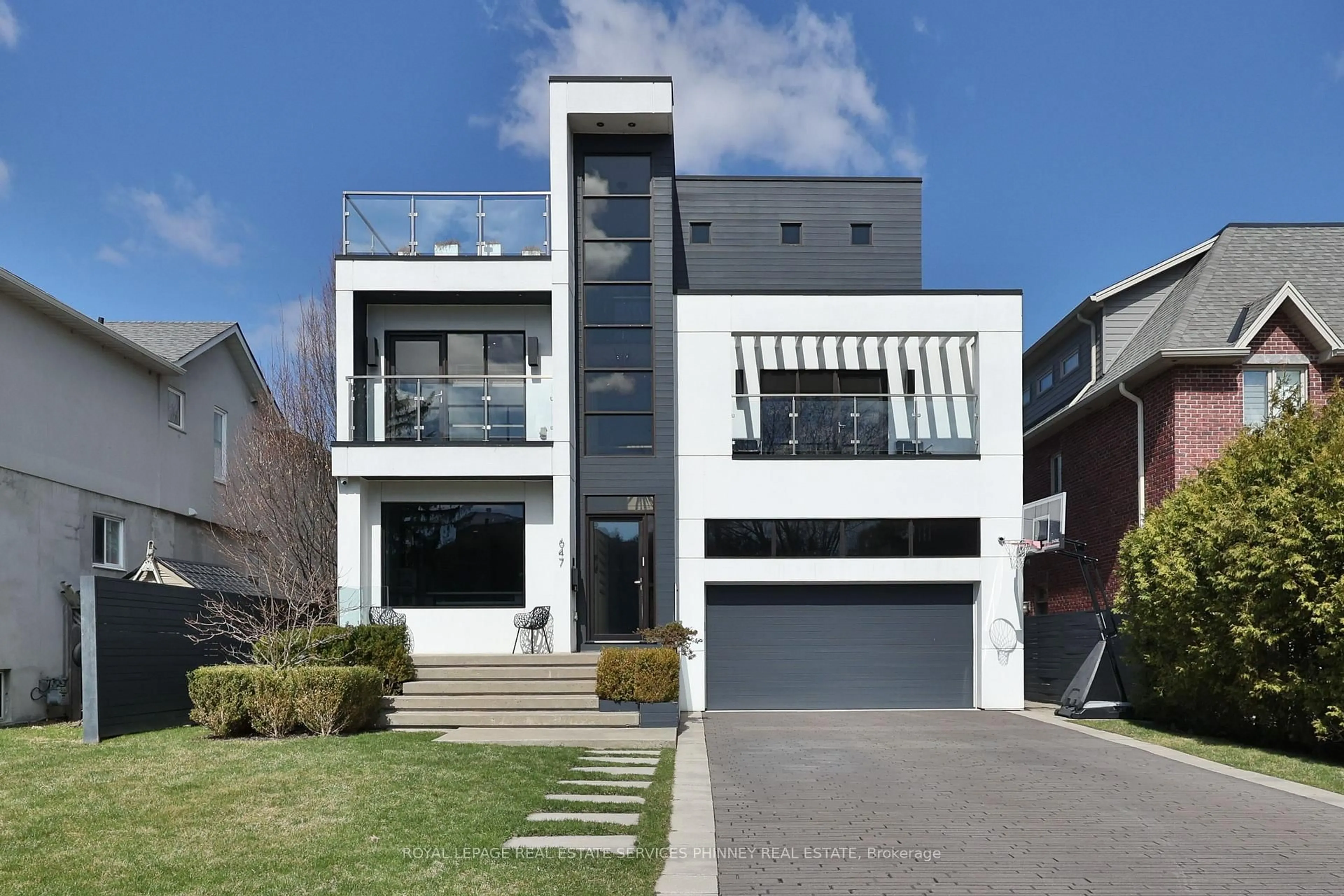 Home with brick exterior material, street for 647 Montbeck Cres, Mississauga Ontario L5G 1P1