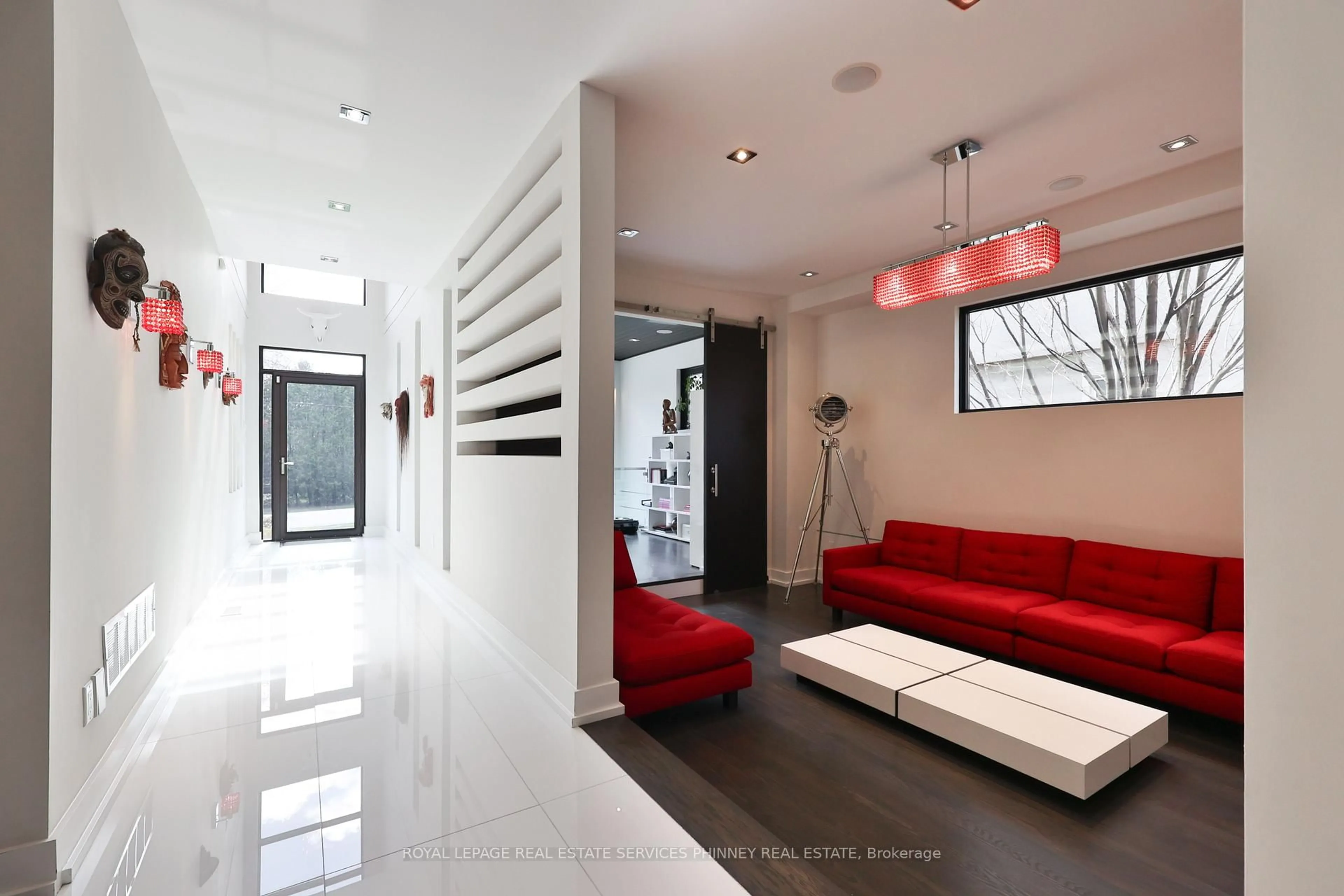 Indoor foyer for 647 Montbeck Cres, Mississauga Ontario L5G 1P1