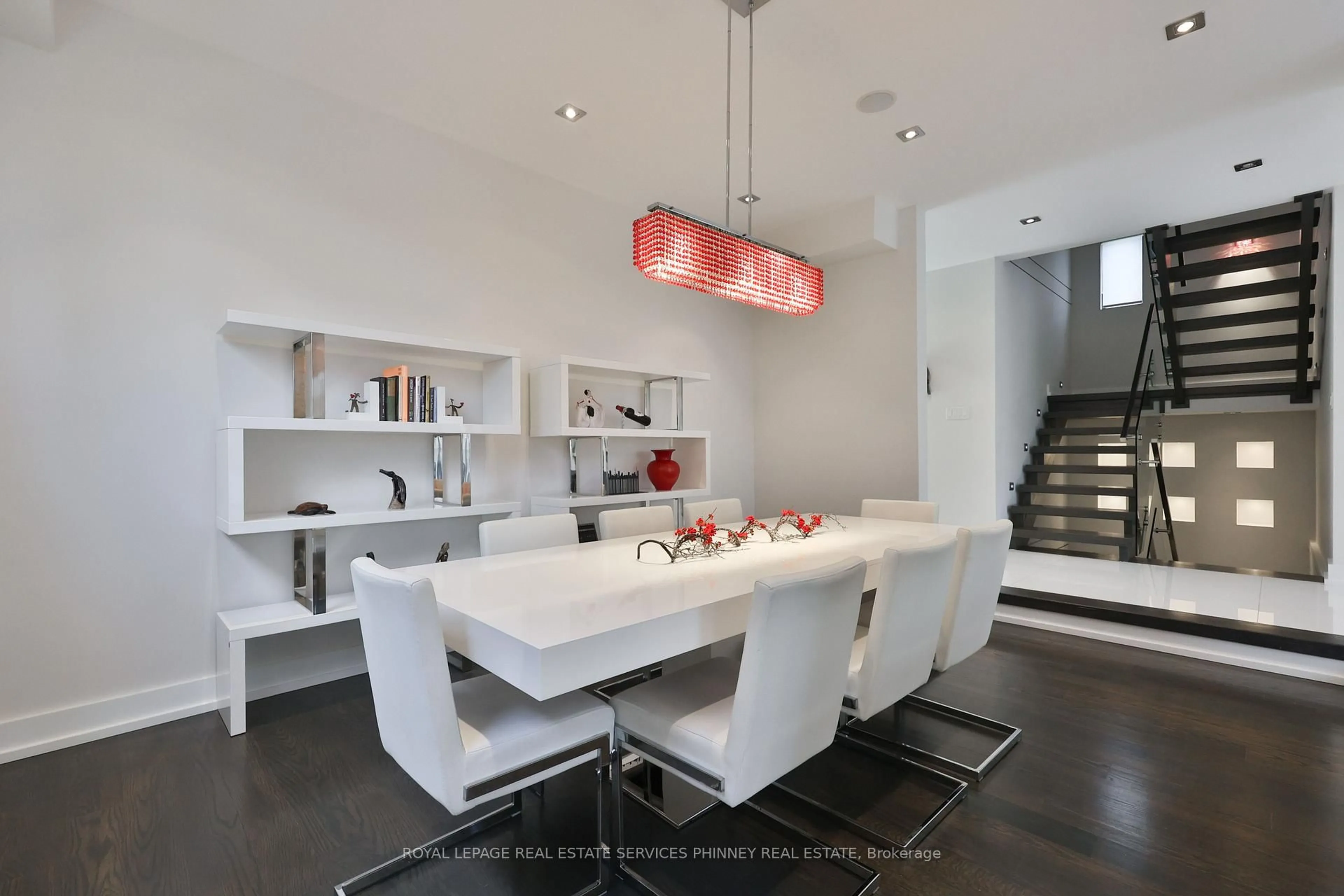 Dining room, ceramic/tile floor for 647 Montbeck Cres, Mississauga Ontario L5G 1P1