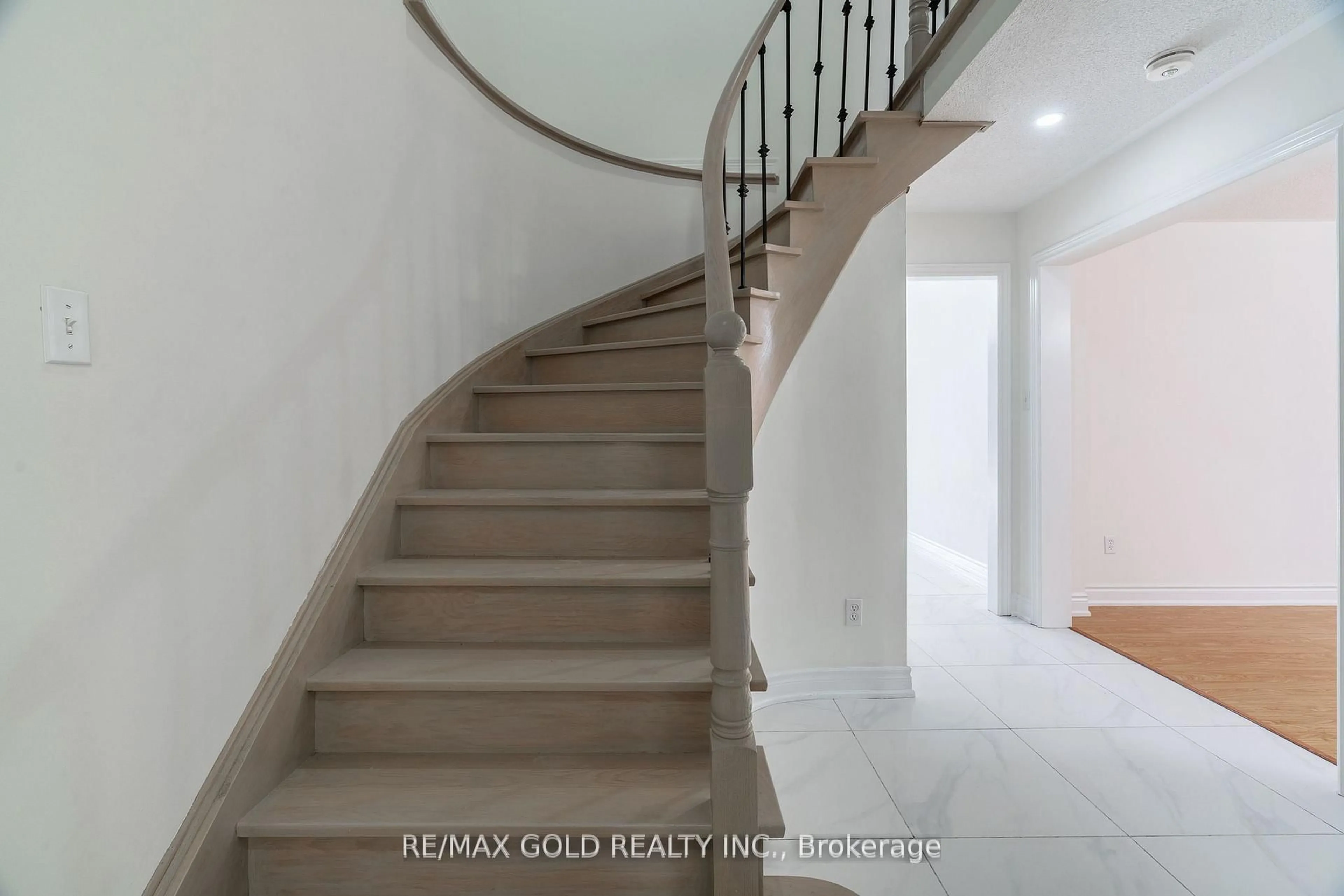 Stairs for 51 Tigerlily Pl, Brampton Ontario L6R 2C8