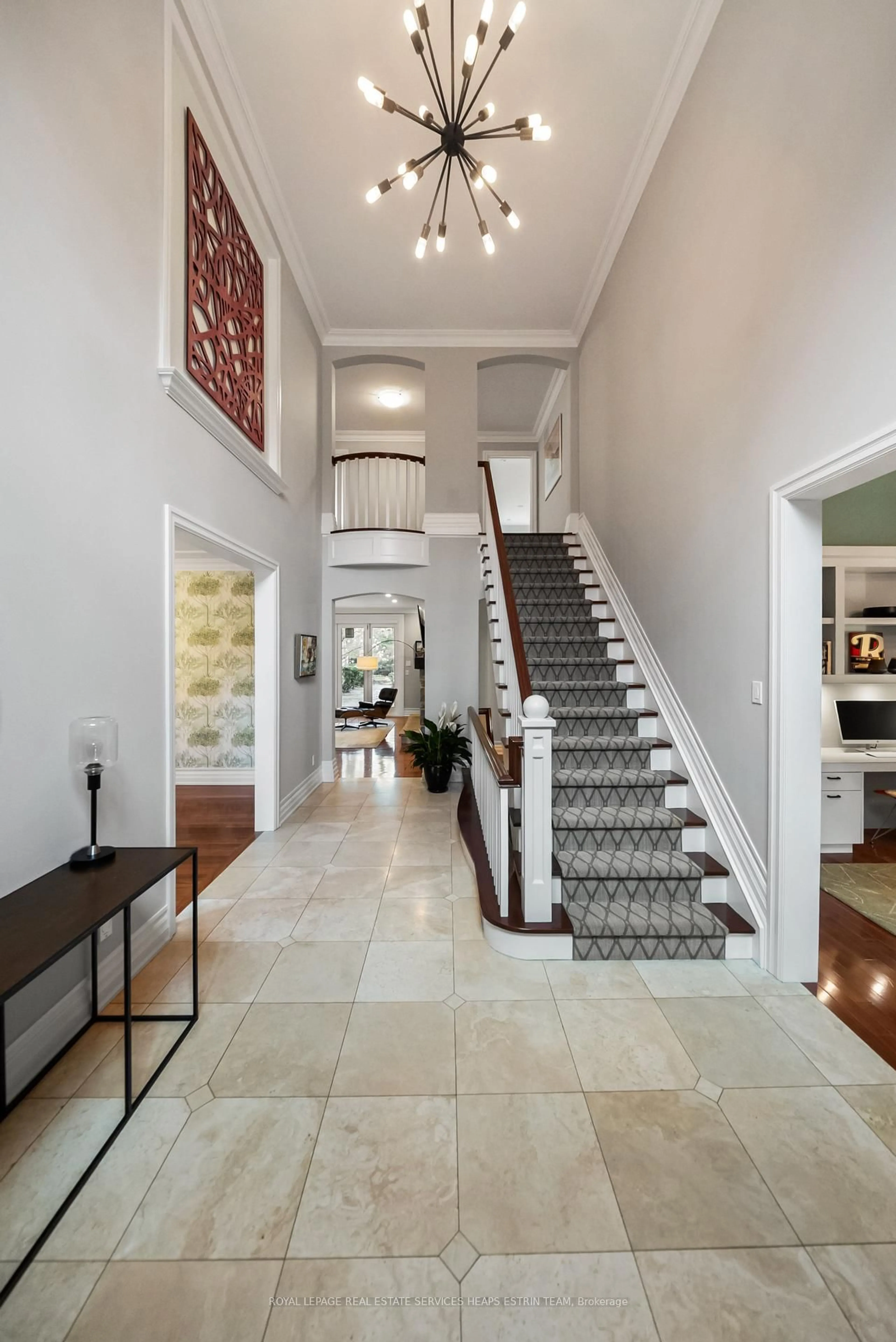 Indoor foyer for 1554 Birchwood Dr, Mississauga Ontario L5J 1T6