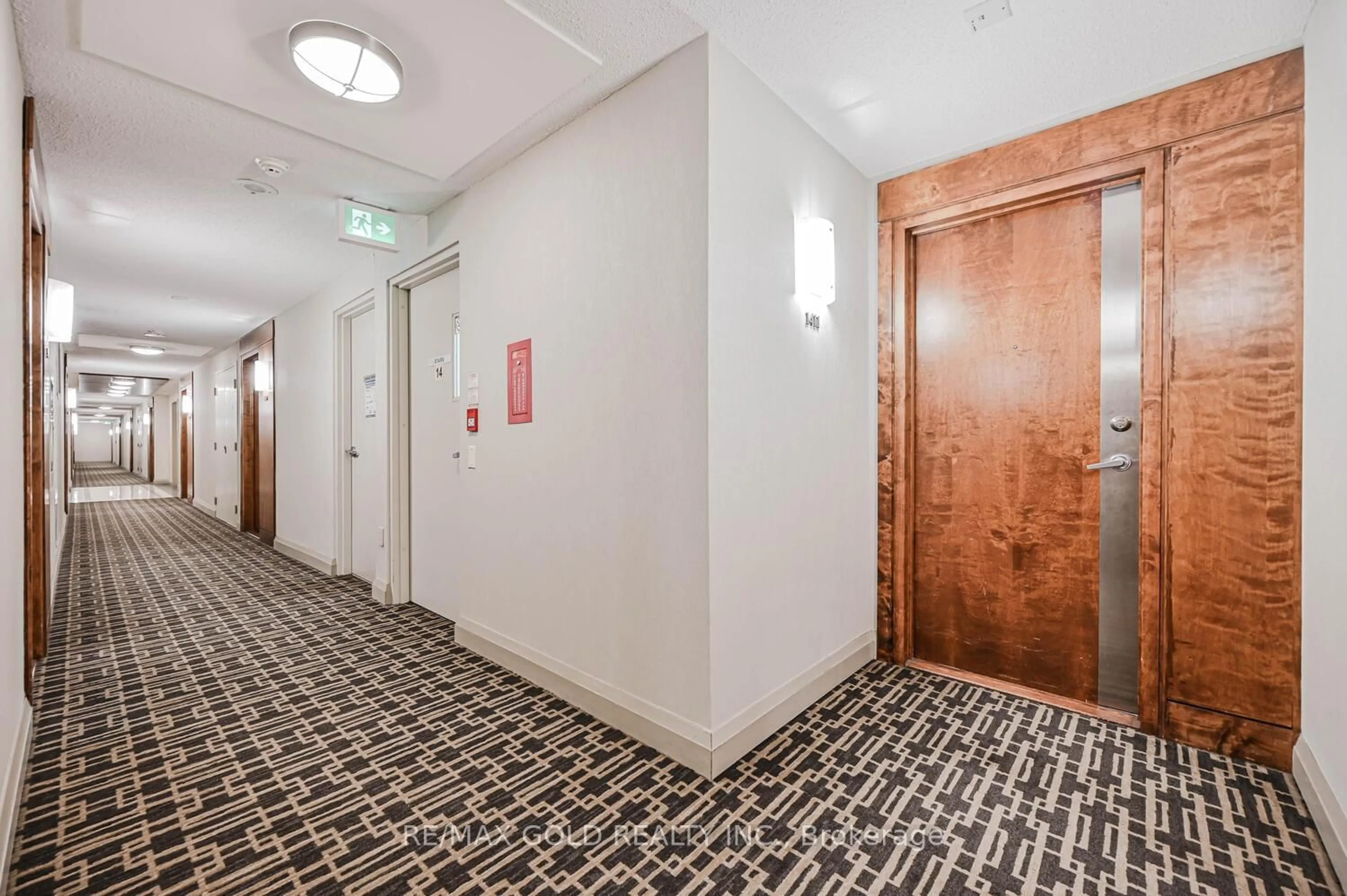 Indoor foyer for 55 Strathaven Dr #1411, Mississauga Ontario L5R 4G9