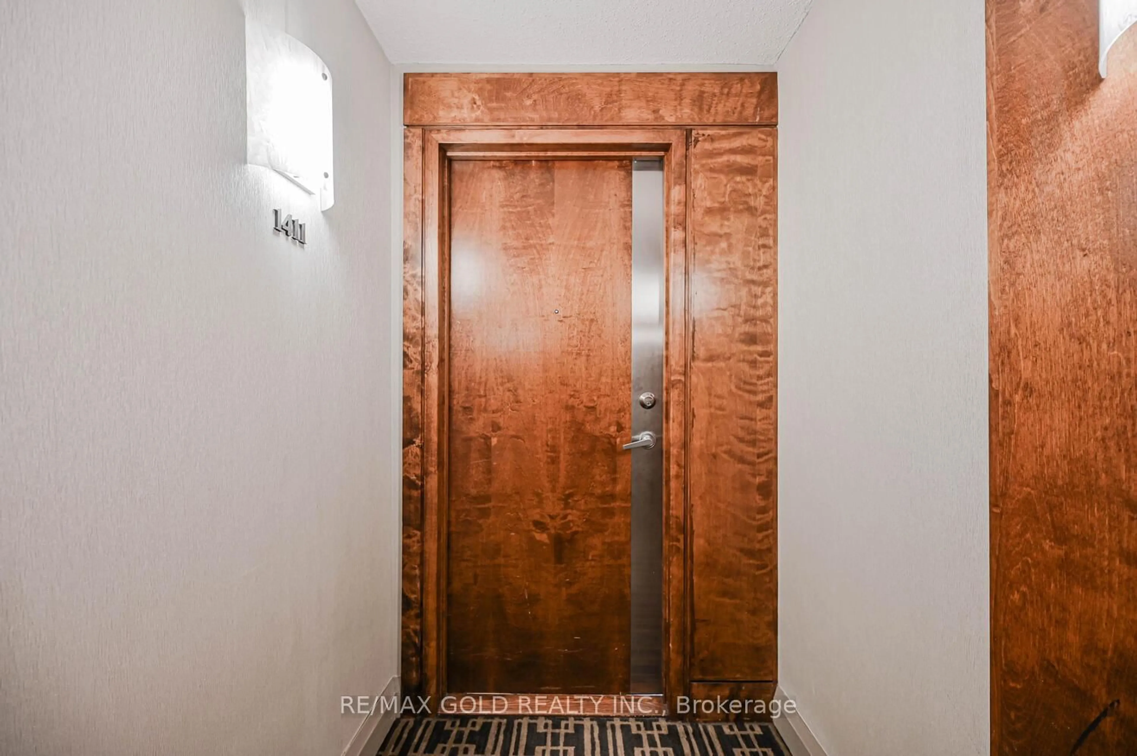 Indoor foyer for 55 Strathaven Dr #1411, Mississauga Ontario L5R 4G9