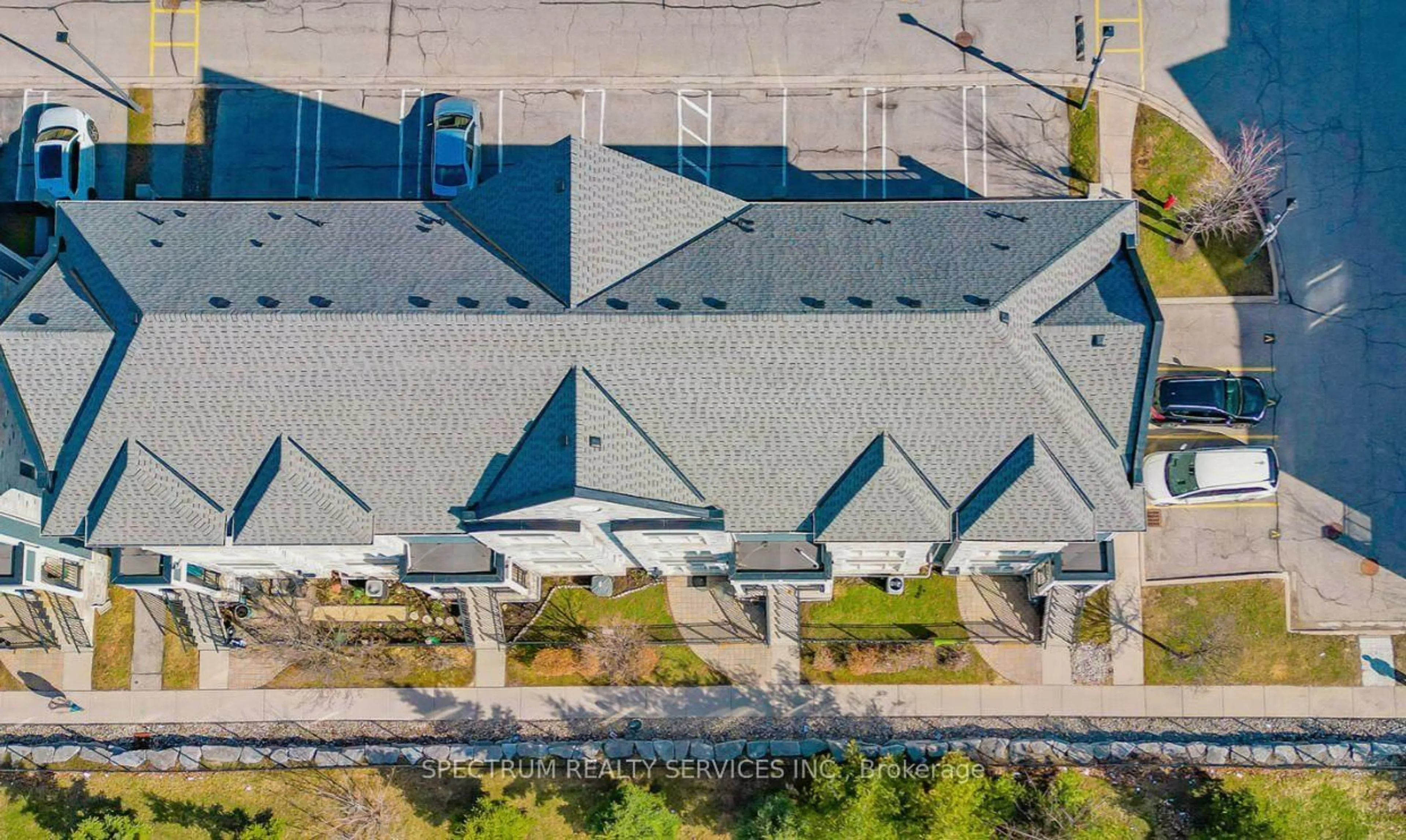 A pic from outside/outdoor area/front of a property/back of a property/a pic from drone, street for 60 Fairwood Circ #23, Brampton Ontario L6R 0Y6