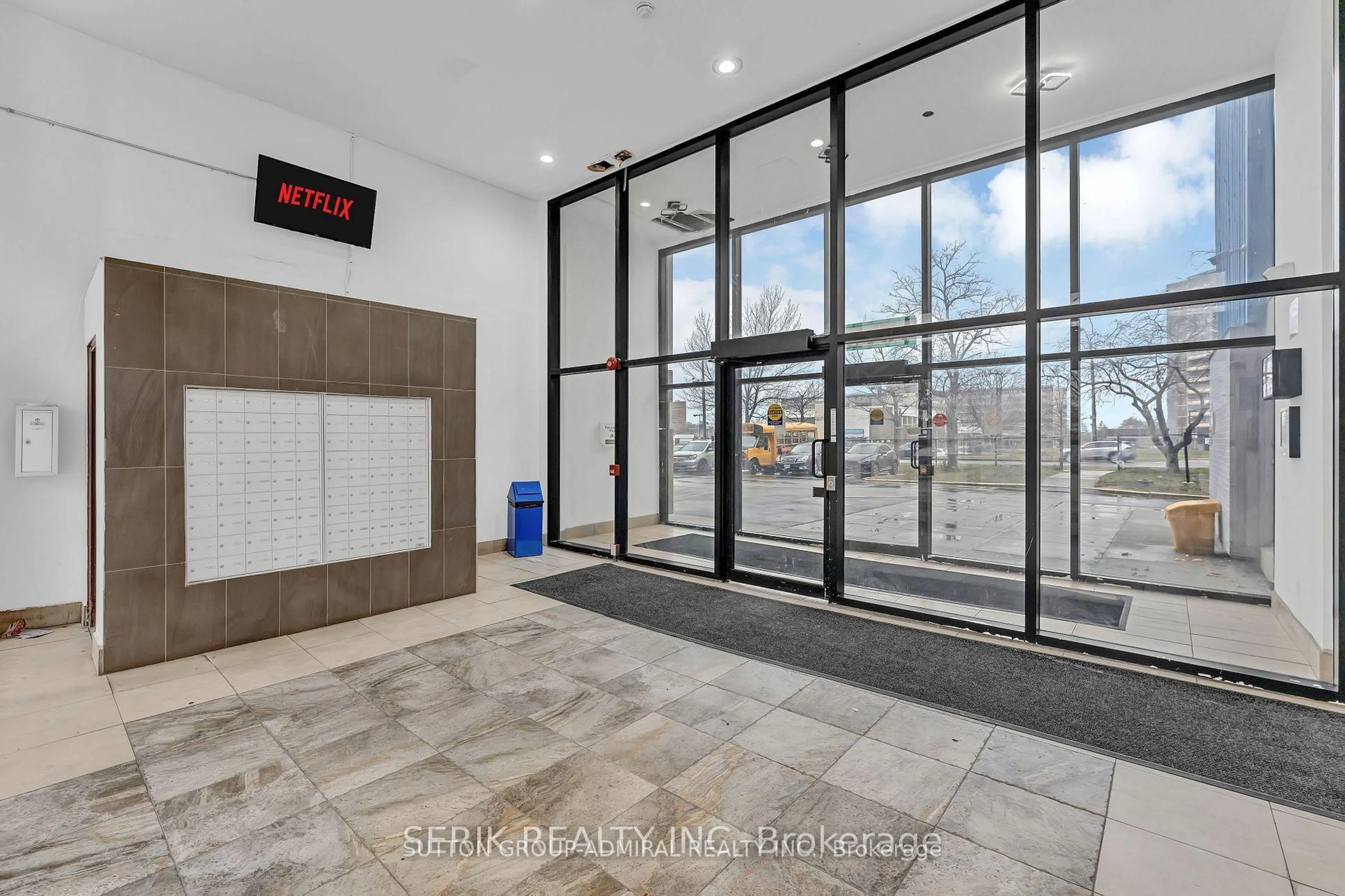 Indoor foyer for 4673 Jane St #417, Toronto Ontario M3N 3L1