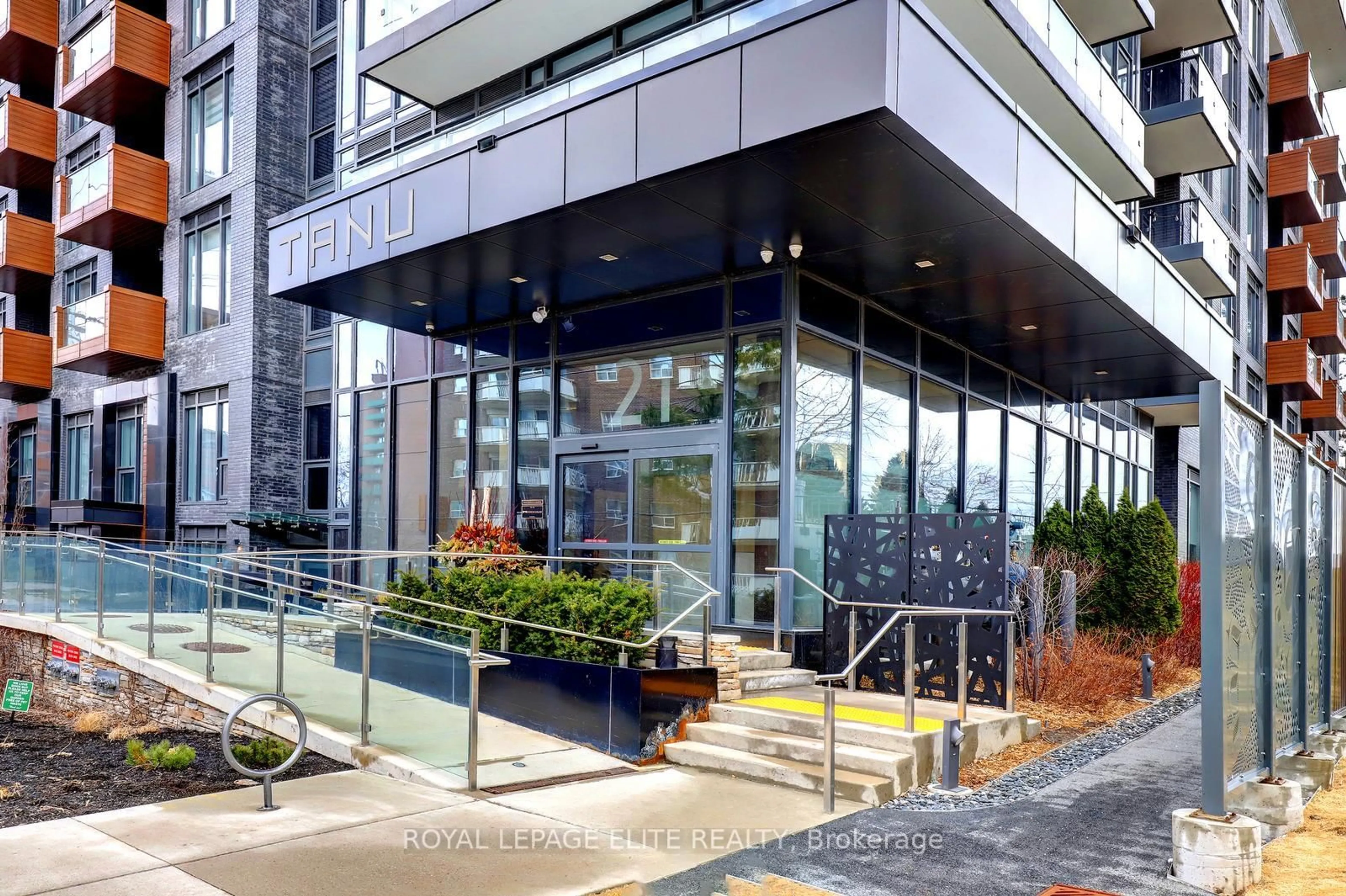 Indoor foyer for 21 Park St #318, Mississauga Ontario L5G 0C2