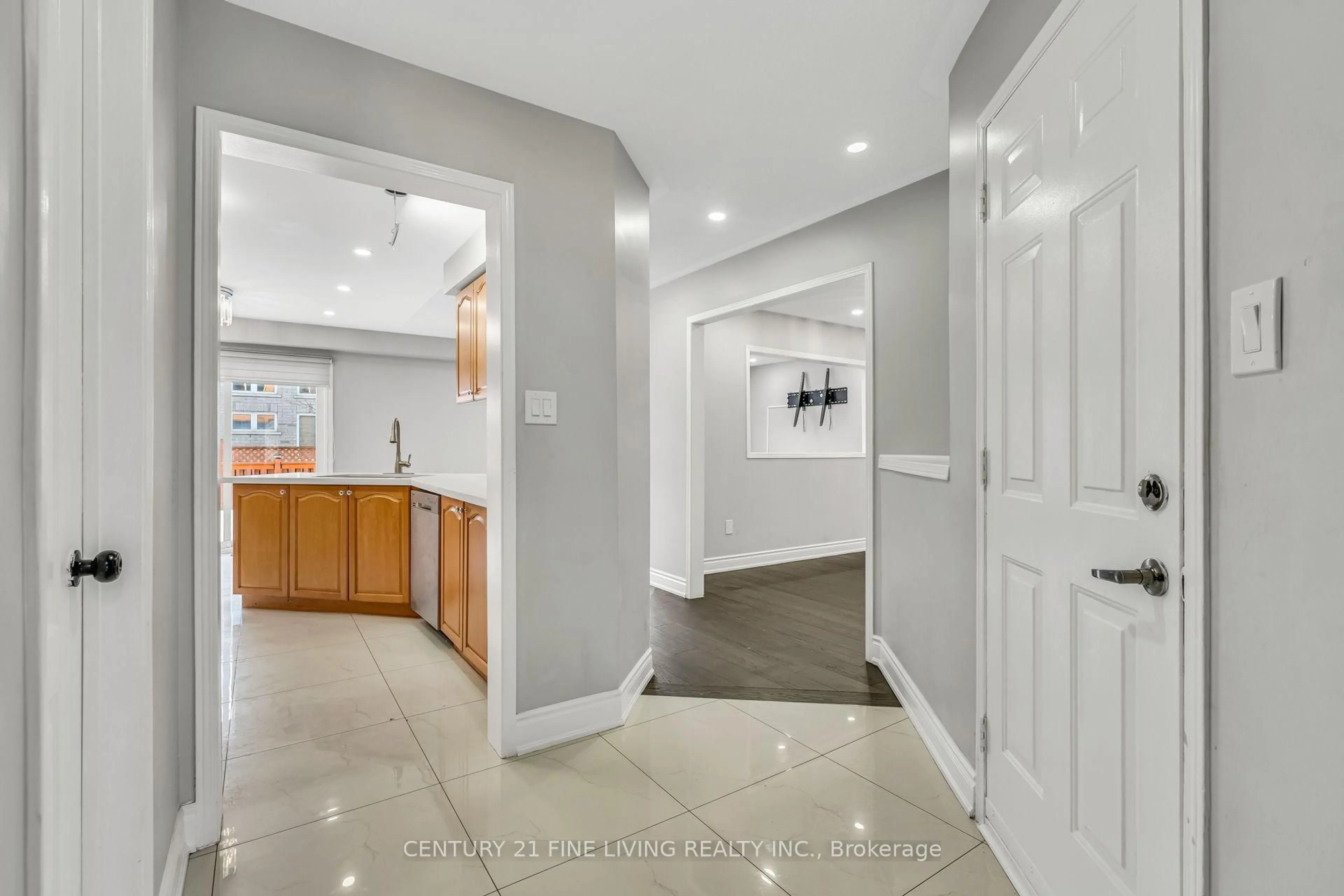 Indoor entryway for 20 Edenvalley Rd, Brampton Ontario L7A 2M6