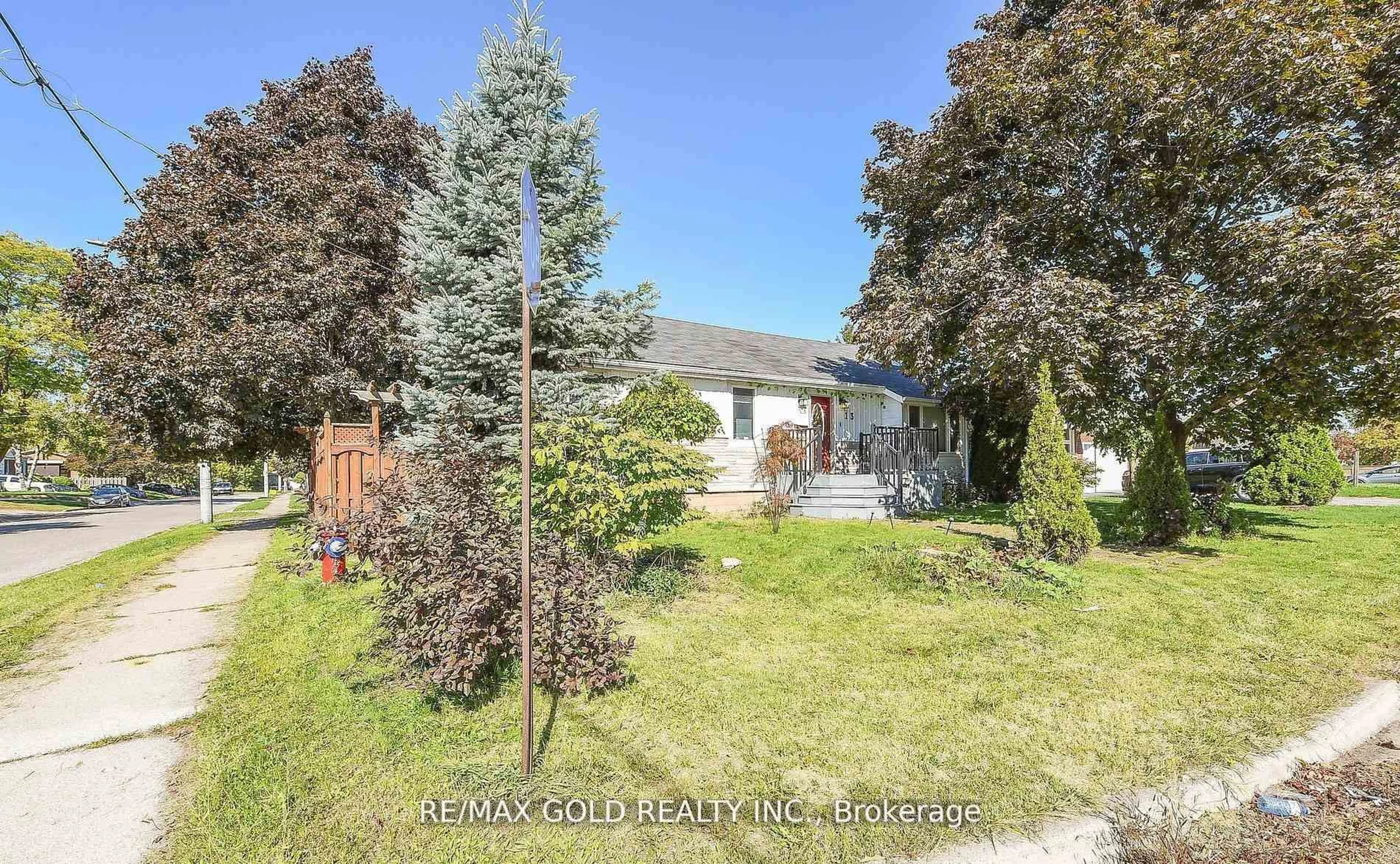 A pic from outside/outdoor area/front of a property/back of a property/a pic from drone, street for 13 Foster Rd, Mississauga Ontario L4T 1C3