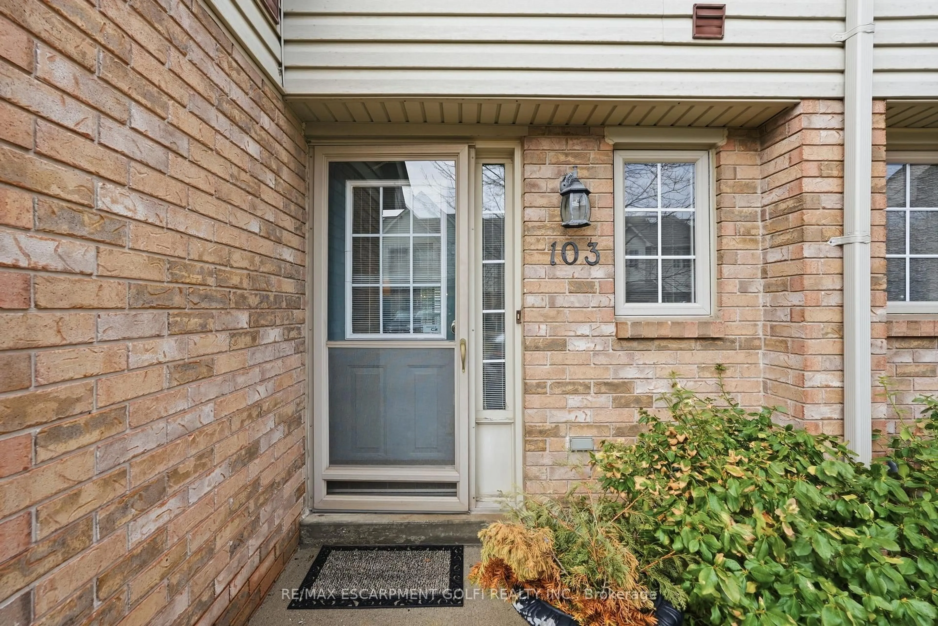 Indoor entryway for 3333 NEW St #103, Burlington Ontario L7N 1N1