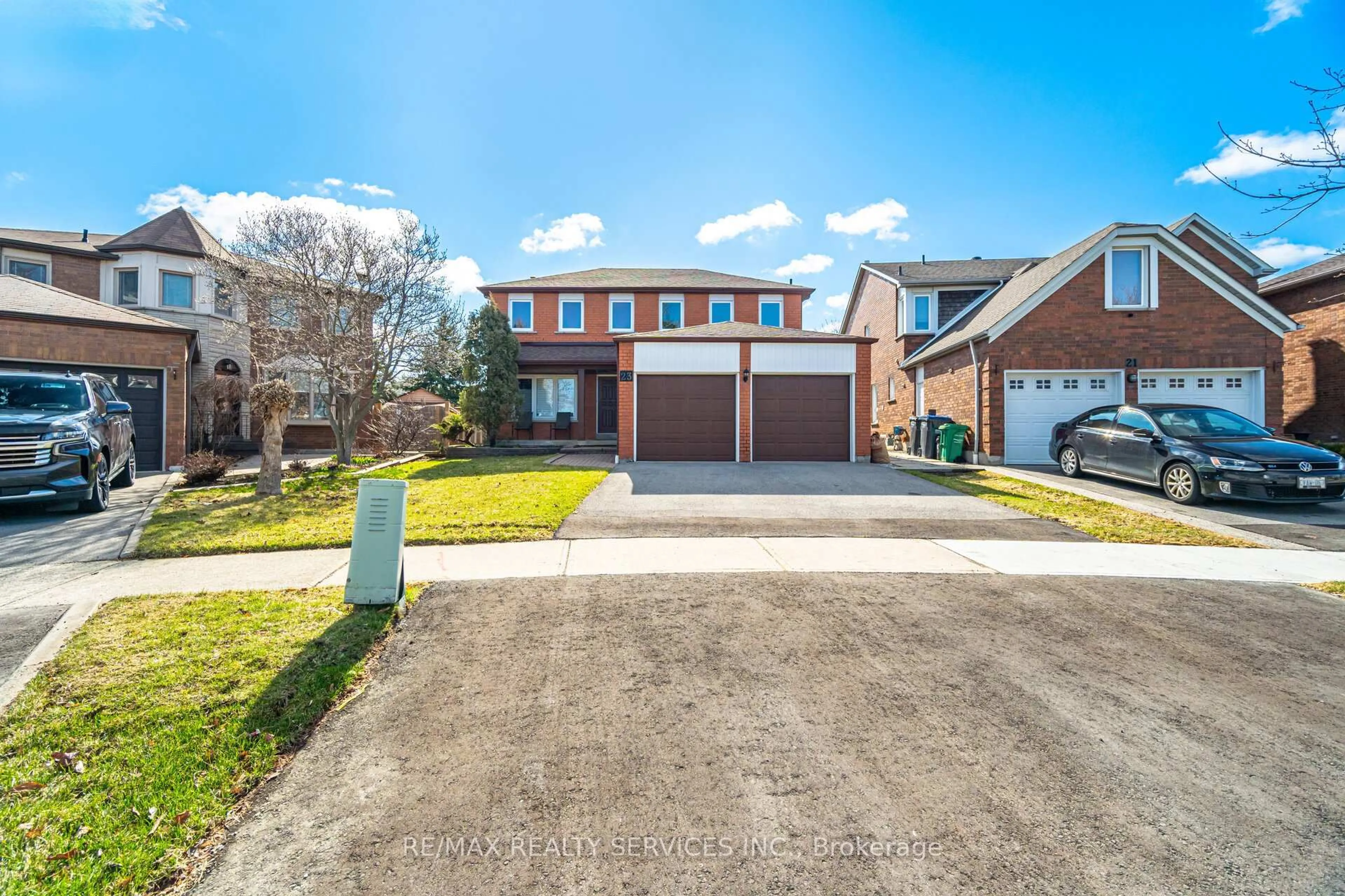 A pic from outside/outdoor area/front of a property/back of a property/a pic from drone, street for 23 Newbury Cres, Brampton Ontario L6S 5M3