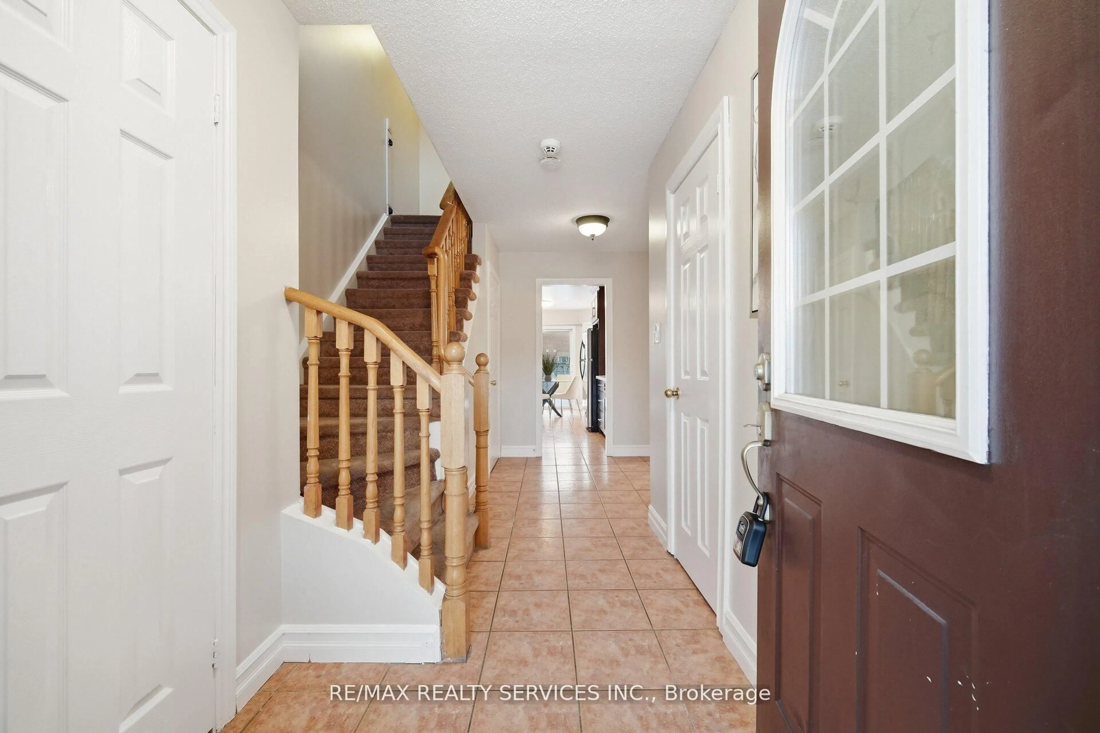 Indoor entryway for 47 Twin Pines Cres, Brampton Ontario L7A 1M8