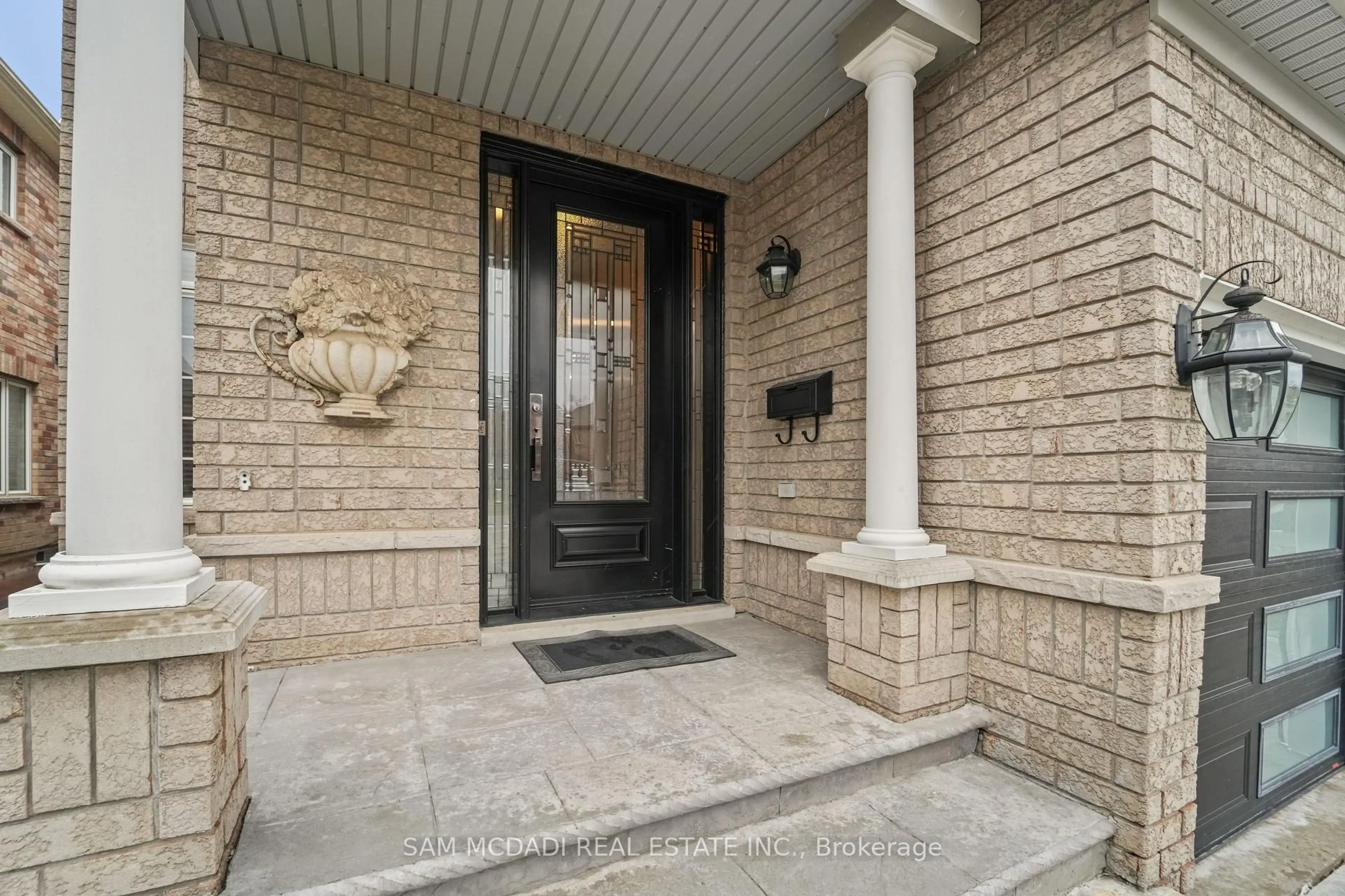 Indoor entryway for 3352 Erin Centre Blvd, Mississauga Ontario L5M 8C3