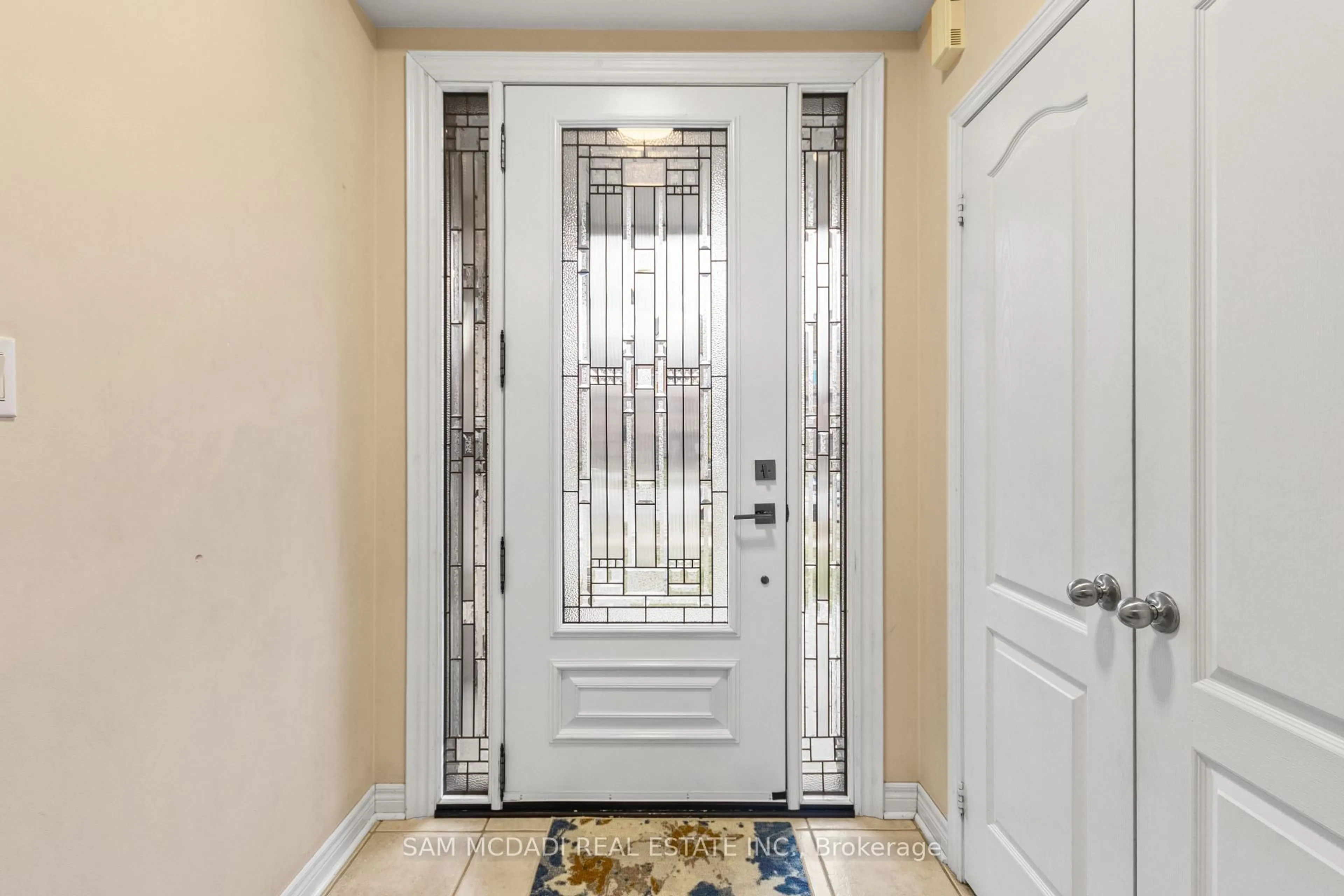 Indoor entryway for 3352 Erin Centre Blvd, Mississauga Ontario L5M 8C3